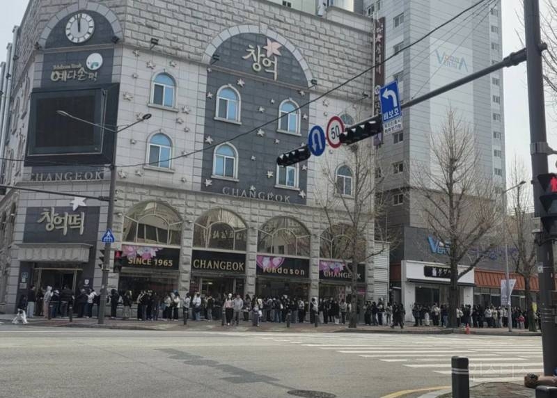 광주 사는 사람도 처음 봤다는 오늘자 창억떡가게 줄.jpg | 인스티즈