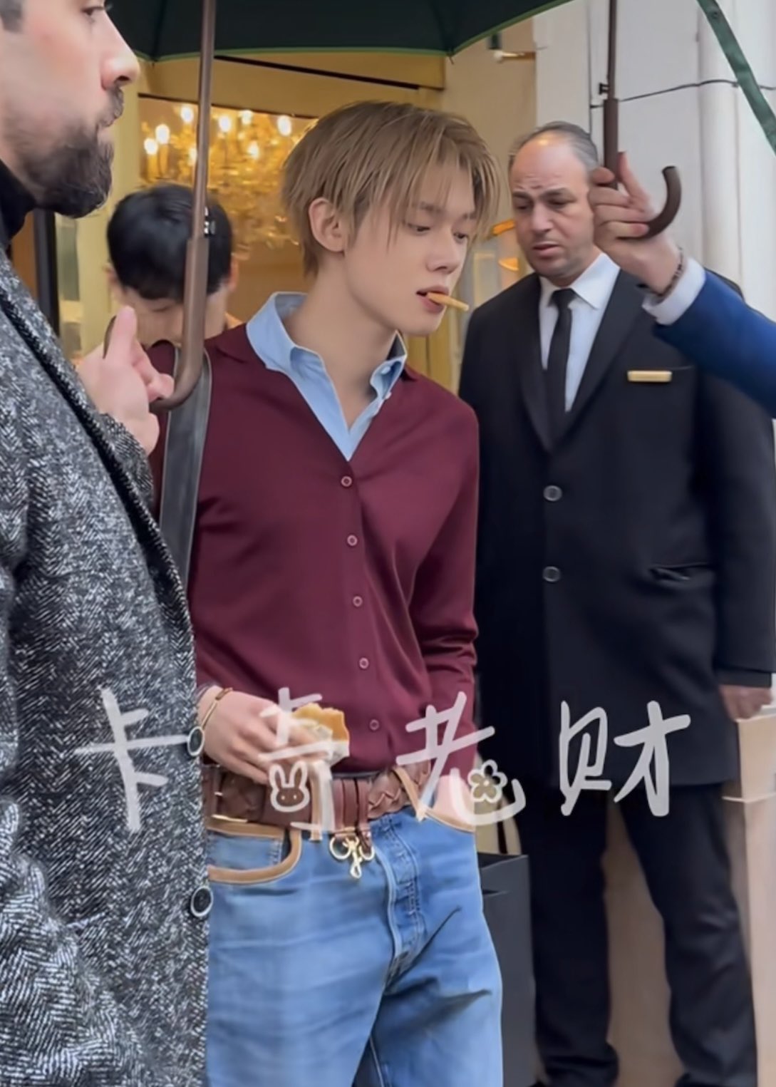 [잡담] 그냥 과자물고 카메라 보는건데 설렘... | 인스티즈