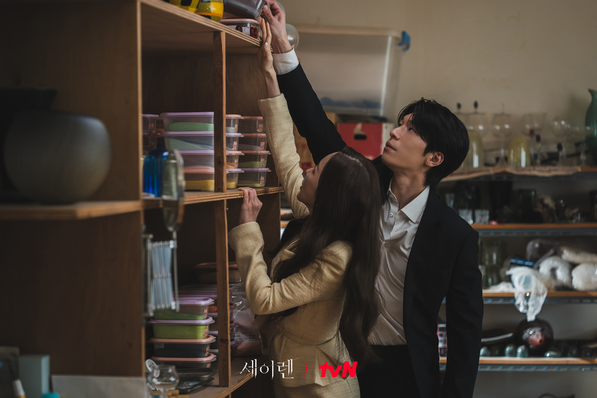 [잡담] 세이렌) 로얄옥션 내 작품 파손 사고 발생🚨사태 수습 중 뜻밖의 협력과 느껴지는 묘한 분위기..💗 | 인스티즈