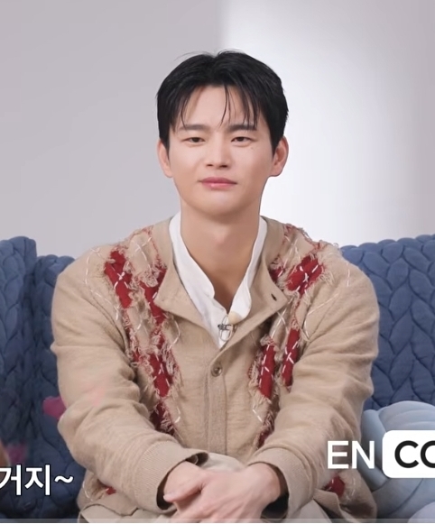 [잡담] 남배 팬들아 본인 배우가 이 옷 입은적 있다? 알려주라 | 인스티즈