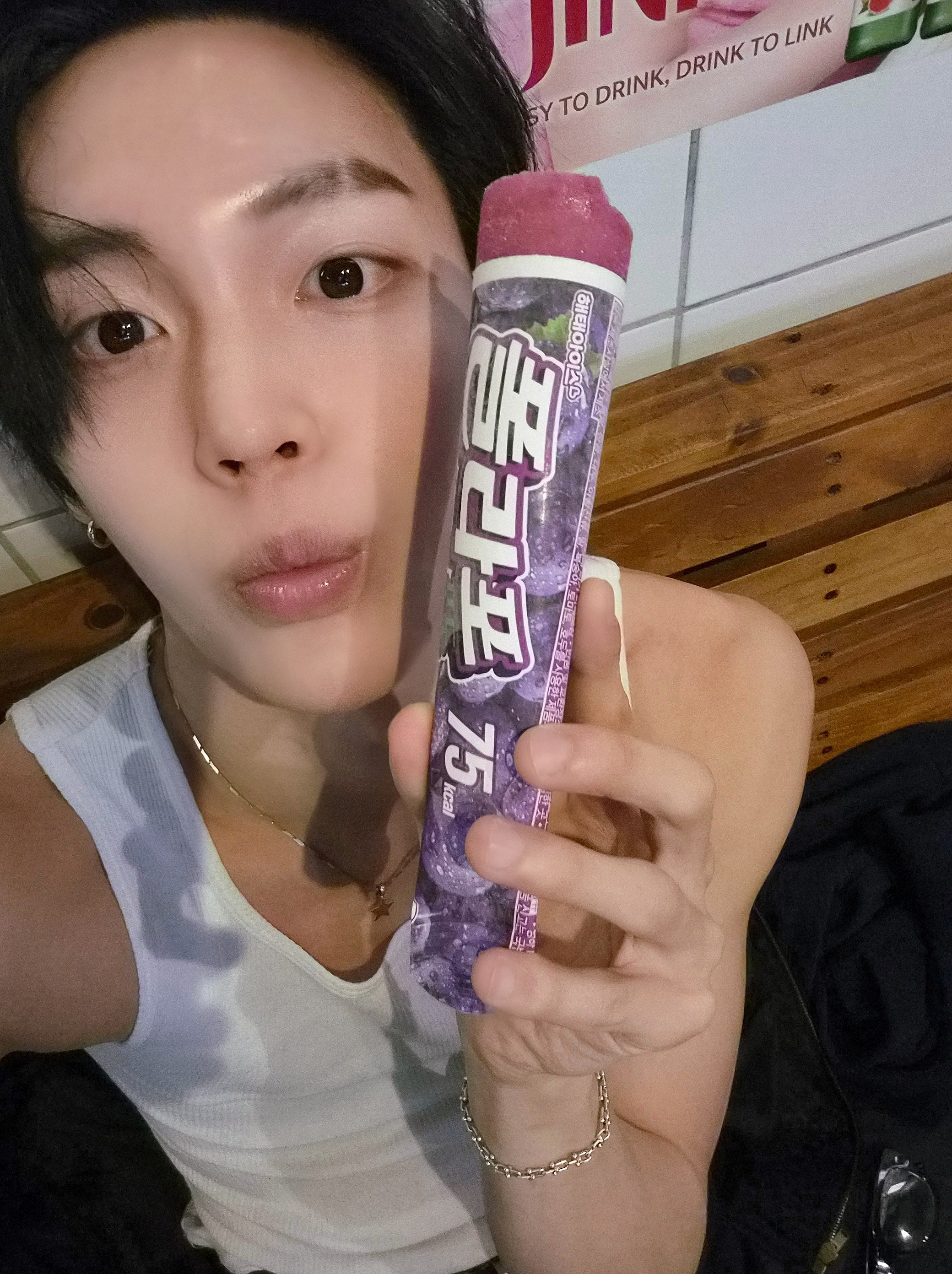 [잡담] 아니 원빈이 롤라 가있는데 이틀마다 위버스 사진 준다 | 인스티즈