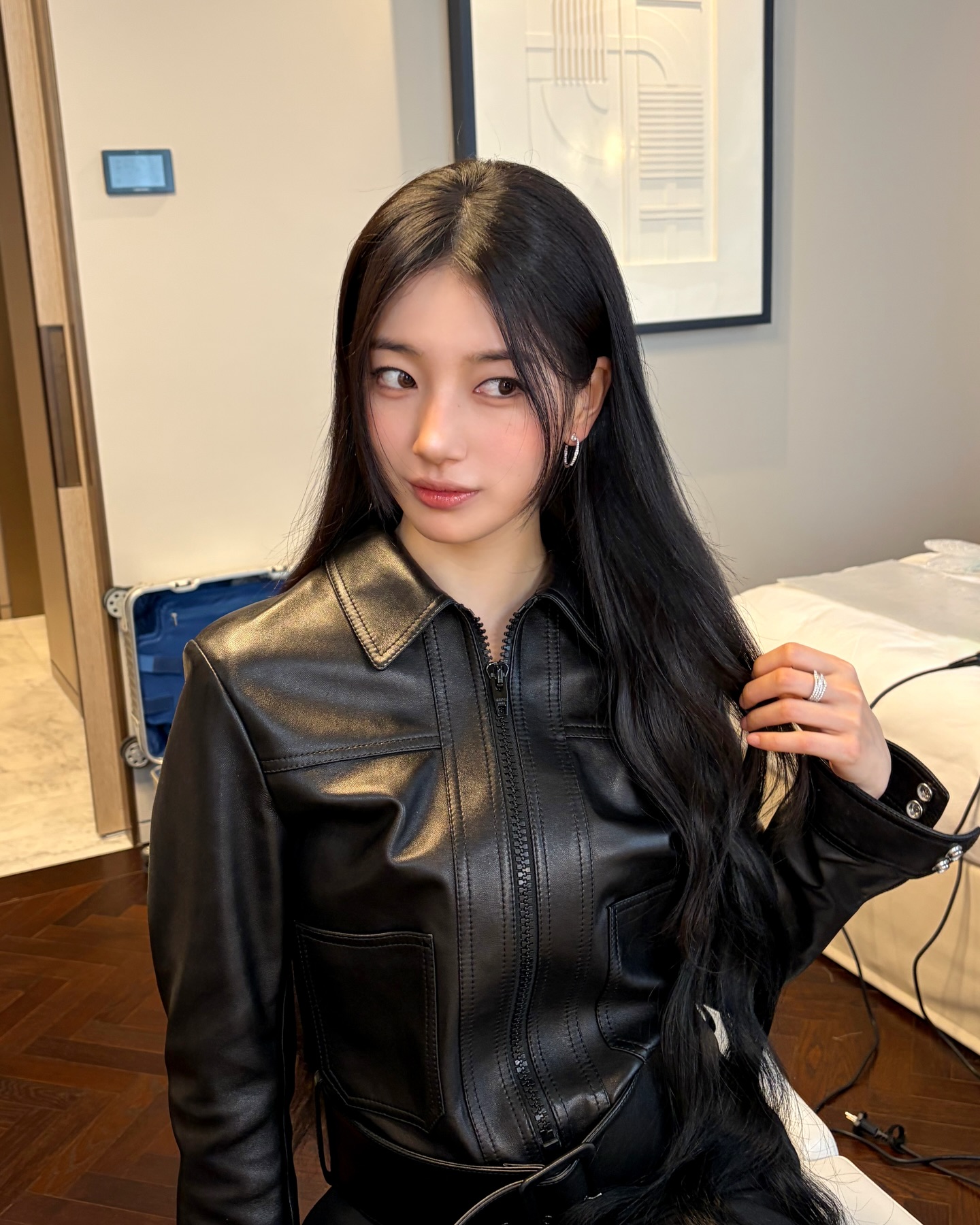 [잡담] 수지 셀린느 사진 새로 뜬 거 봐 | 인스티즈