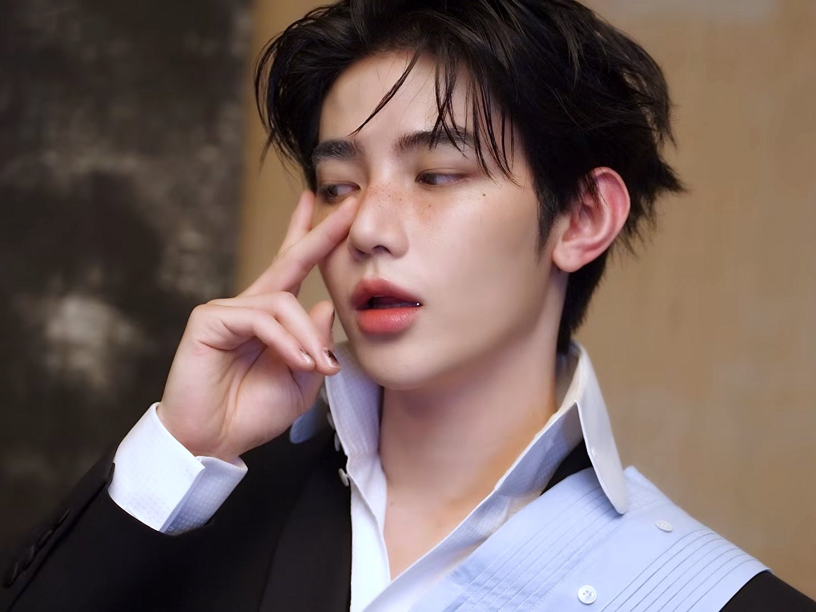 [잡담] 장하오 이날 자기 얼굴에 감탄하는거 | 인스티즈