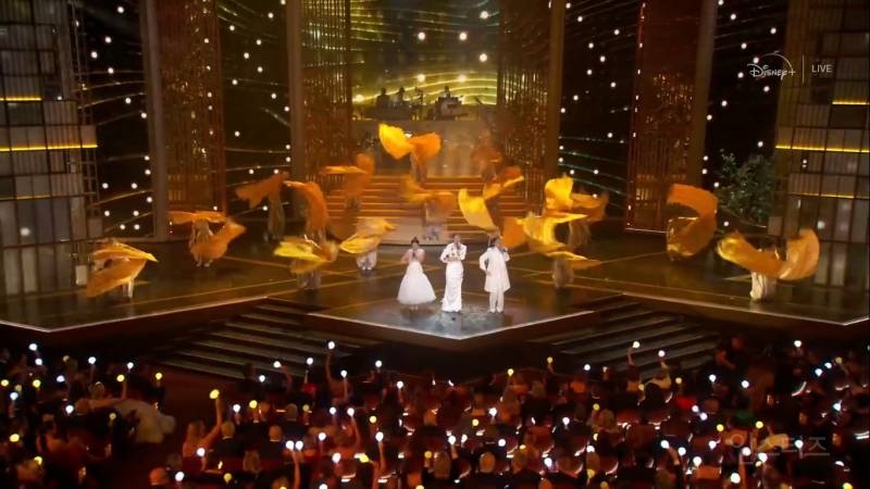 오스카에서 화제된 케이팝 응원봉 유행의 시초.JPG | 인스티즈