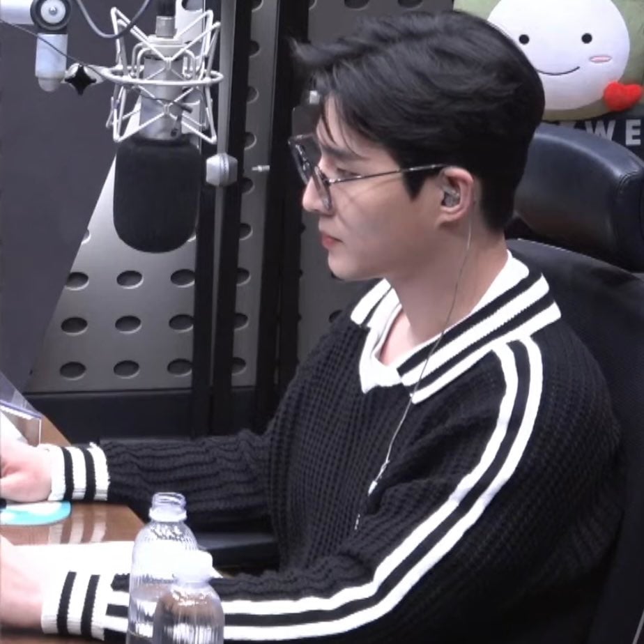 [잡담] 영케이 안경 ㄹㅇ 잘 어울리지 않음? | 인스티즈