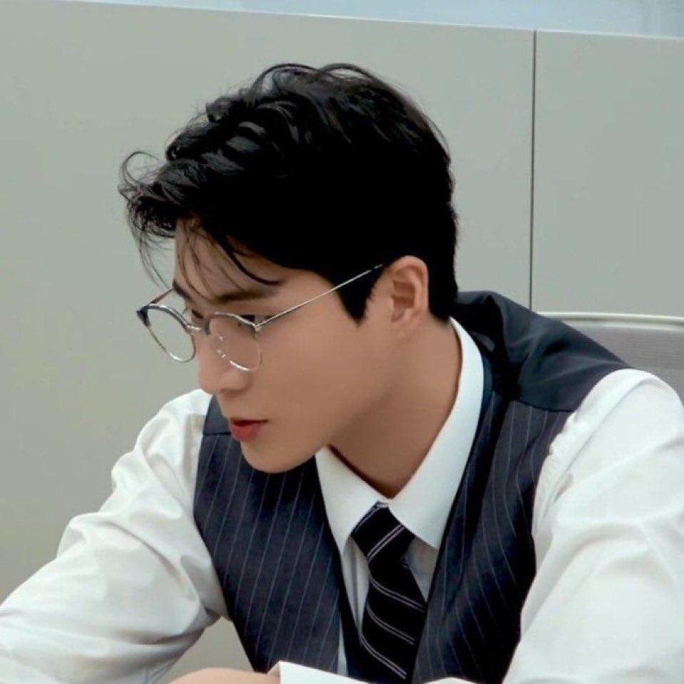 [잡담] 영케이 안경 ㄹㅇ 잘 어울리지 않음? | 인스티즈