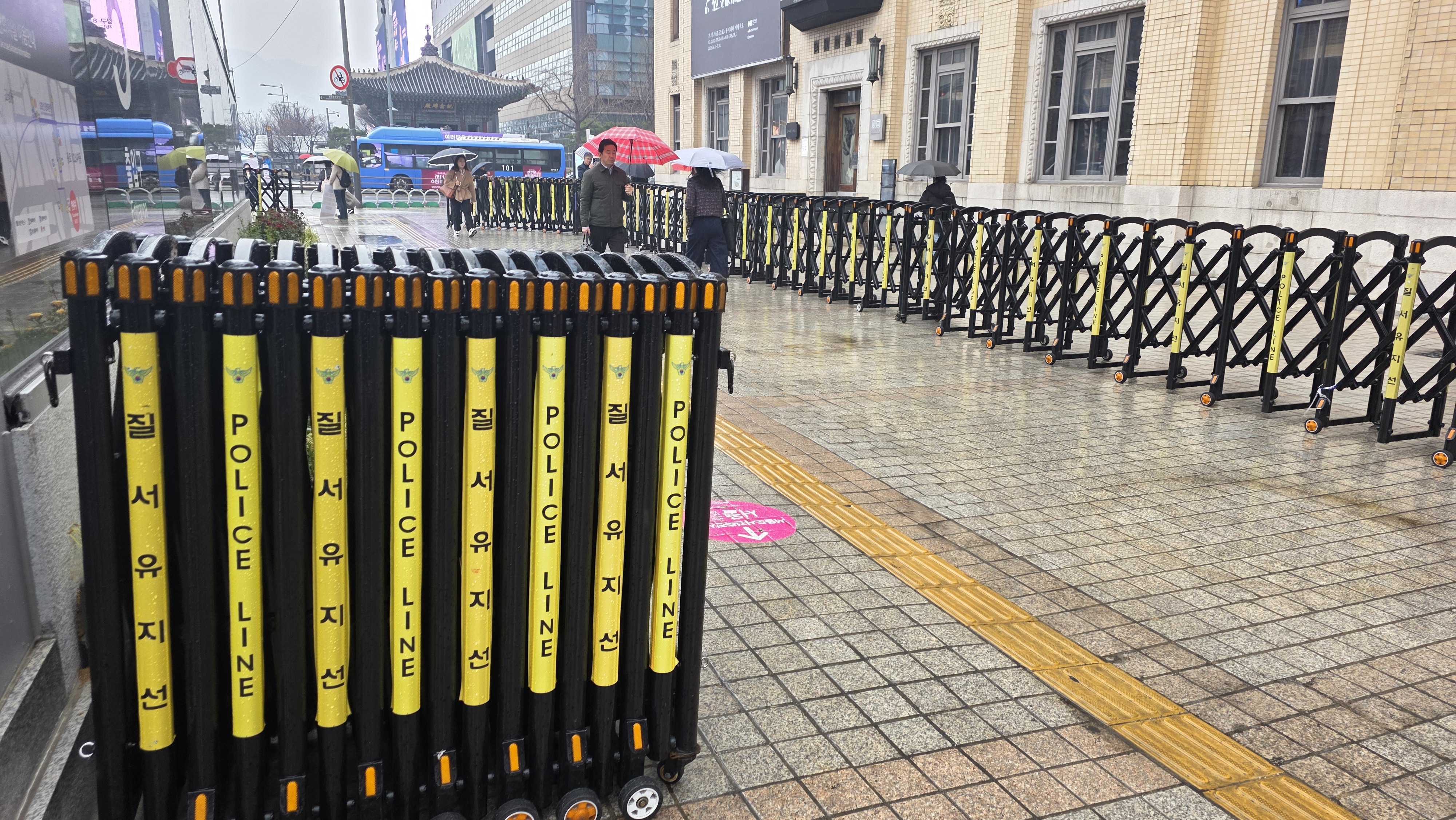 광화문 광장 불편해서 건너편으로 나왔는데 | 인스티즈