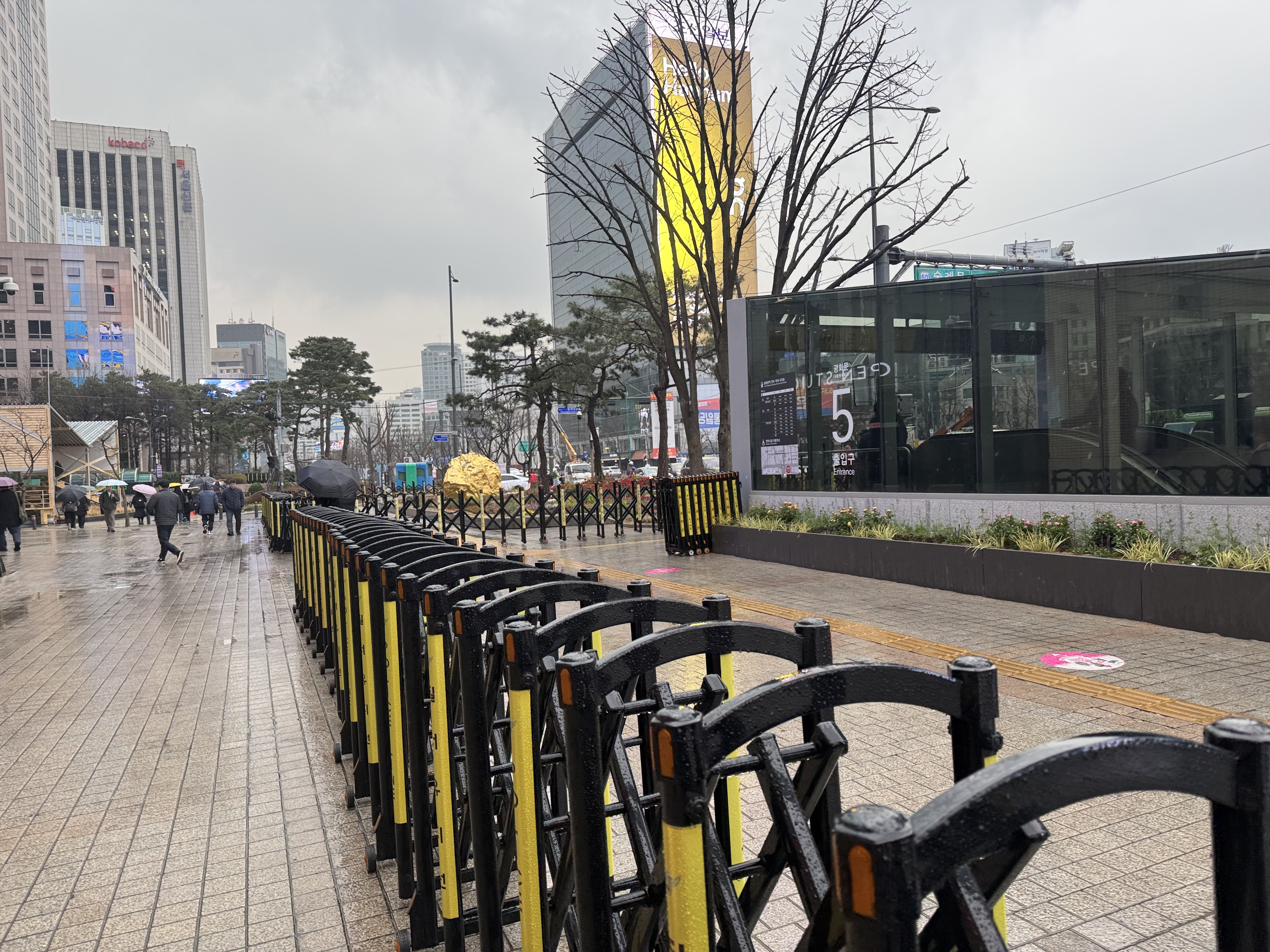 [잡담] 오늘 아침 광화문역 부근 | 인스티즈