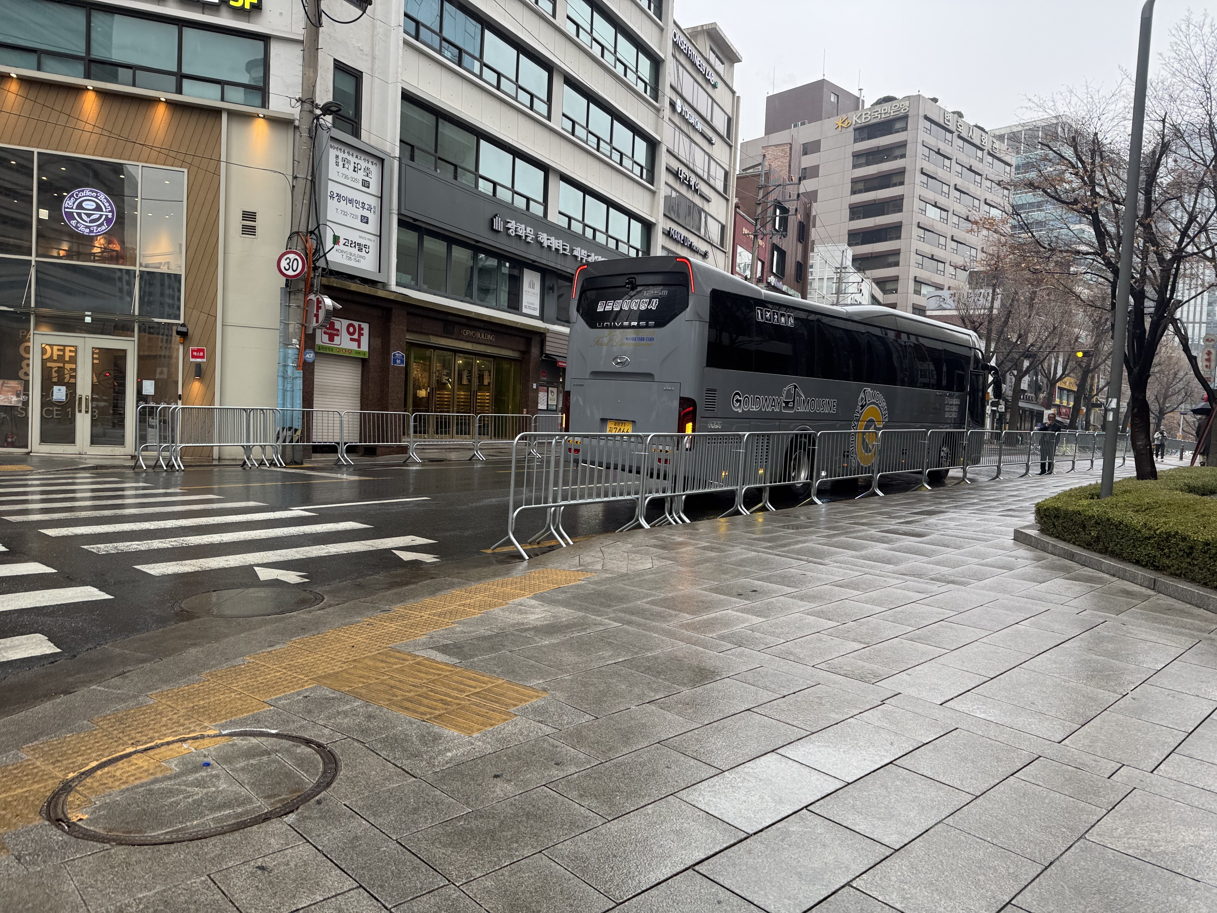 [잡담] 오늘 아침 광화문역 부근 | 인스티즈