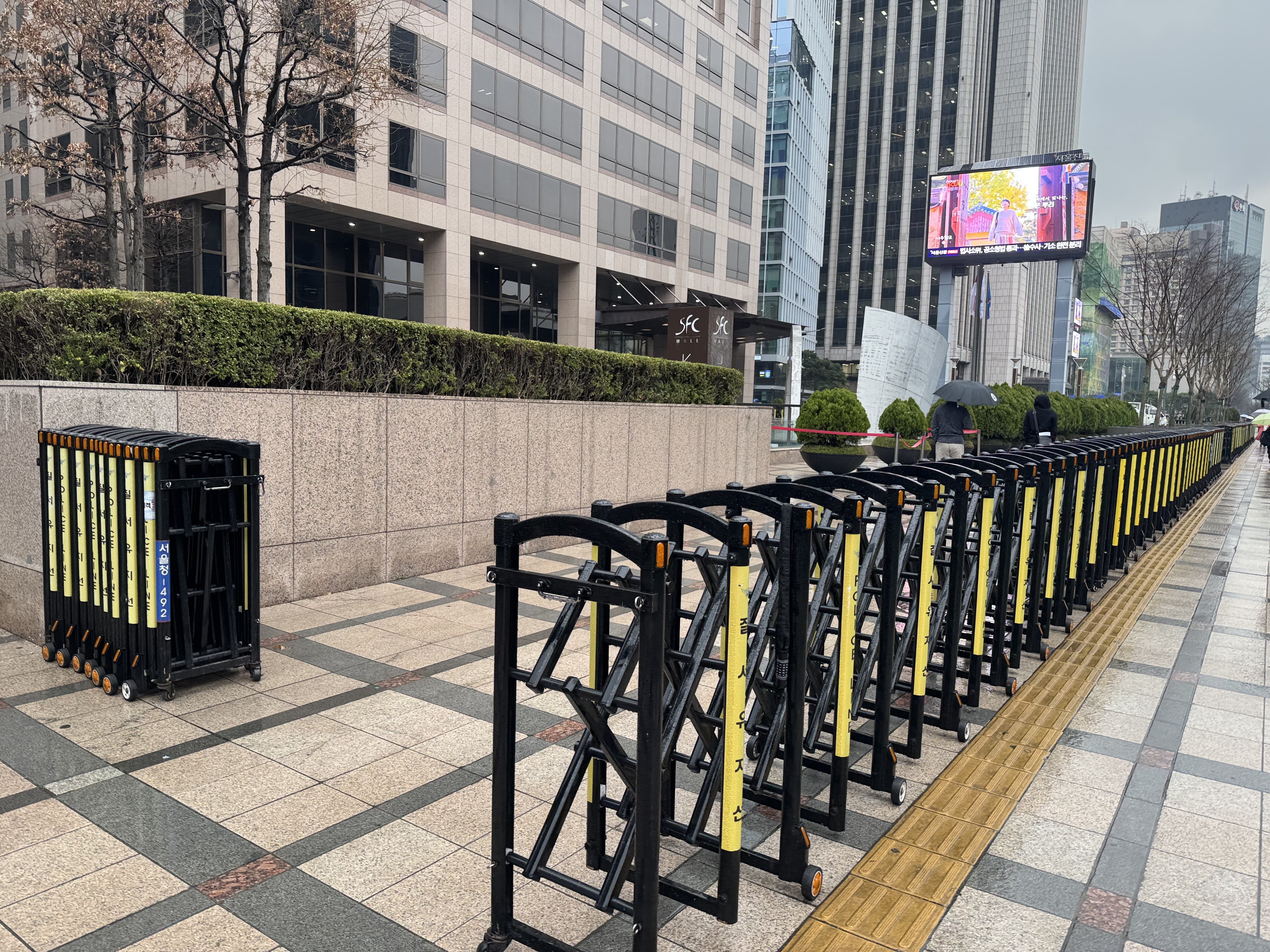 [잡담] 오늘 아침 광화문역 부근 | 인스티즈