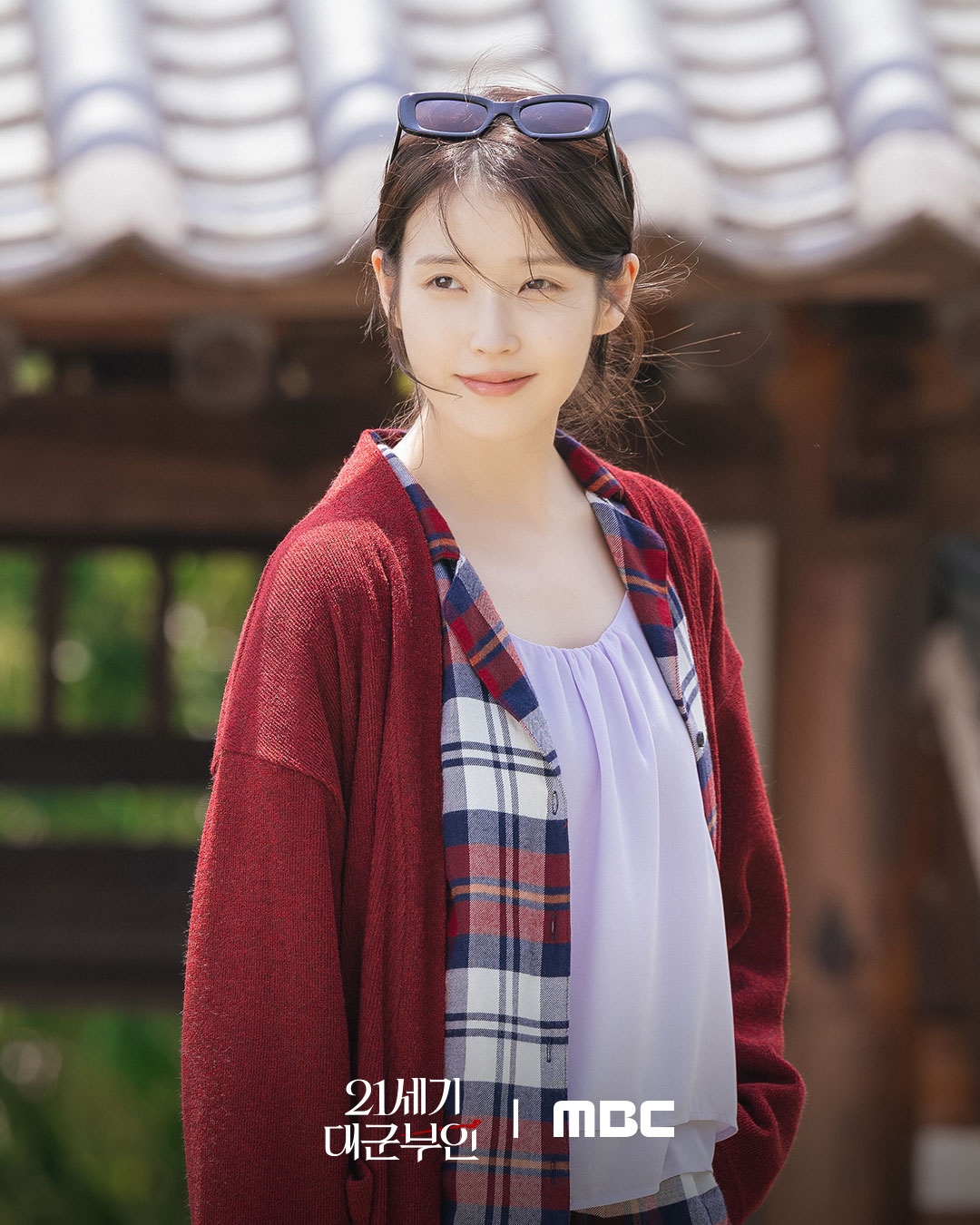 [잡담] 대군부인) 아이유 썬구리 걸치고 있는게 이렇게 귀여울 일이냐고 | 인스티즈