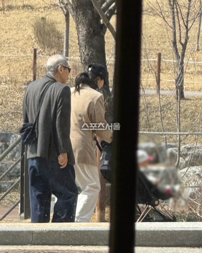 [정보/소식] [단독] "홍상수가 유모차 밀었다”…'불륜' 김민희와 혼외아들 '육아현장' 포착 | 인스티즈