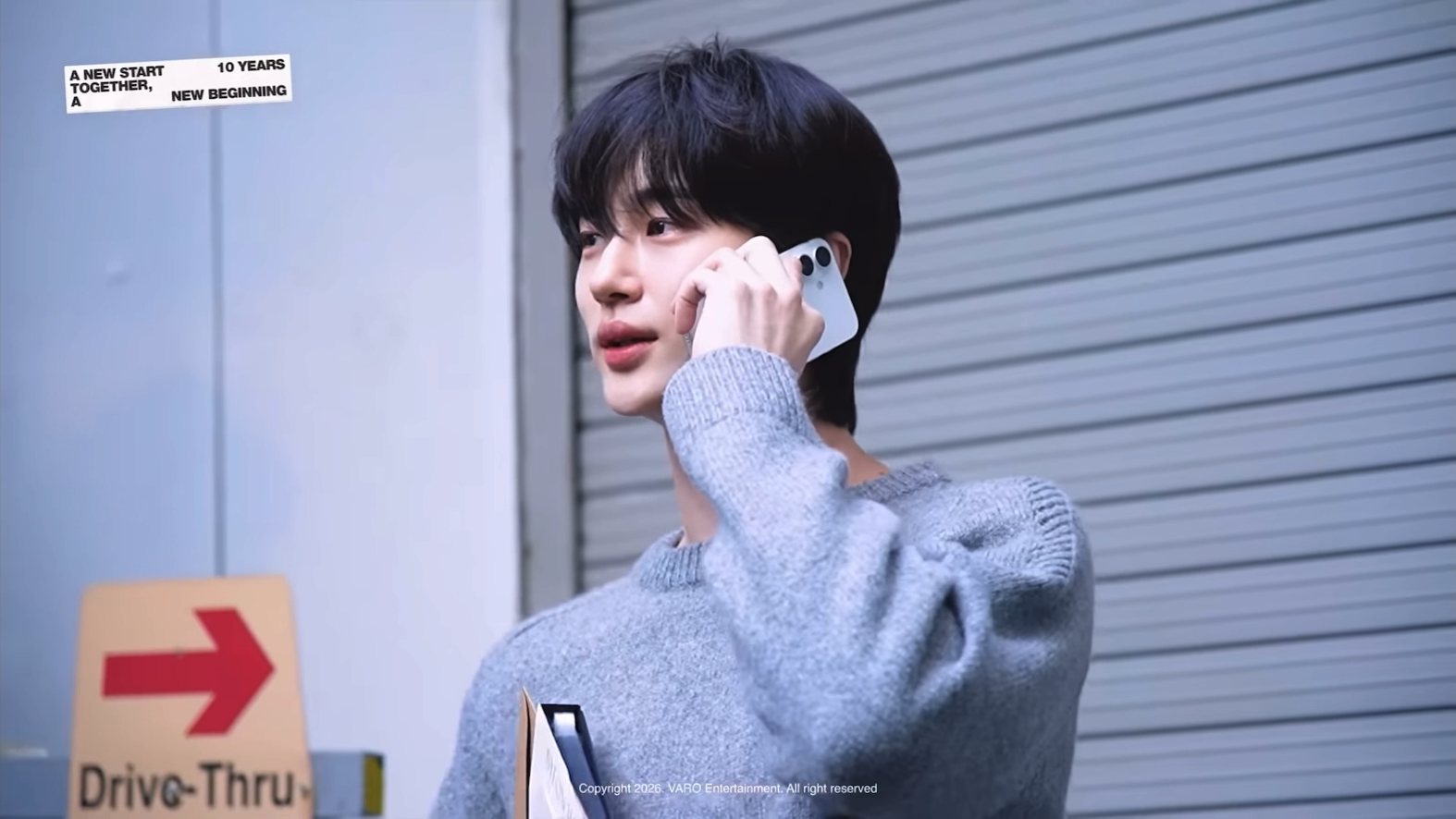 [잡담] 변우석 어제 시그 비하인드 짤인데 얼굴이 너무 폭력적임 | 인스티즈