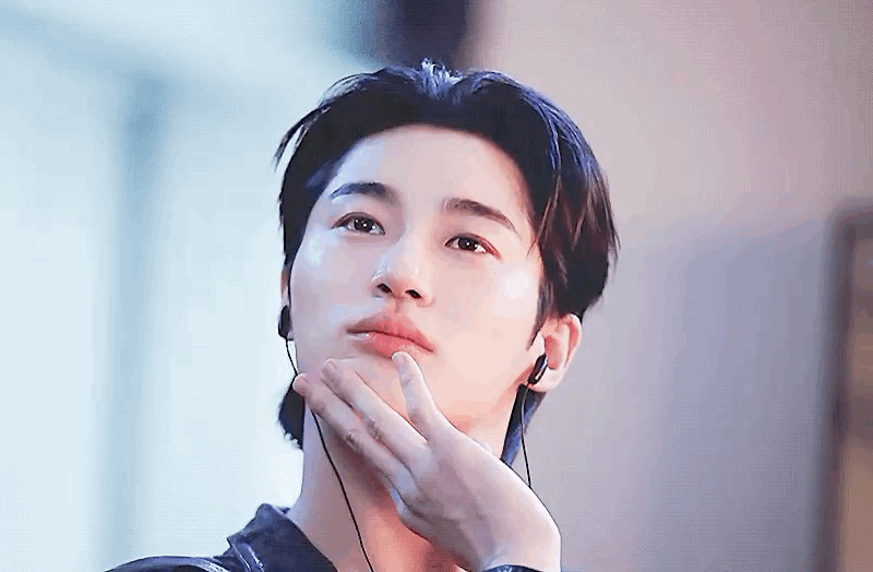 [잡담] 변우석 어제 시그 비하인드 짤인데 얼굴이 너무 폭력적임 | 인스티즈