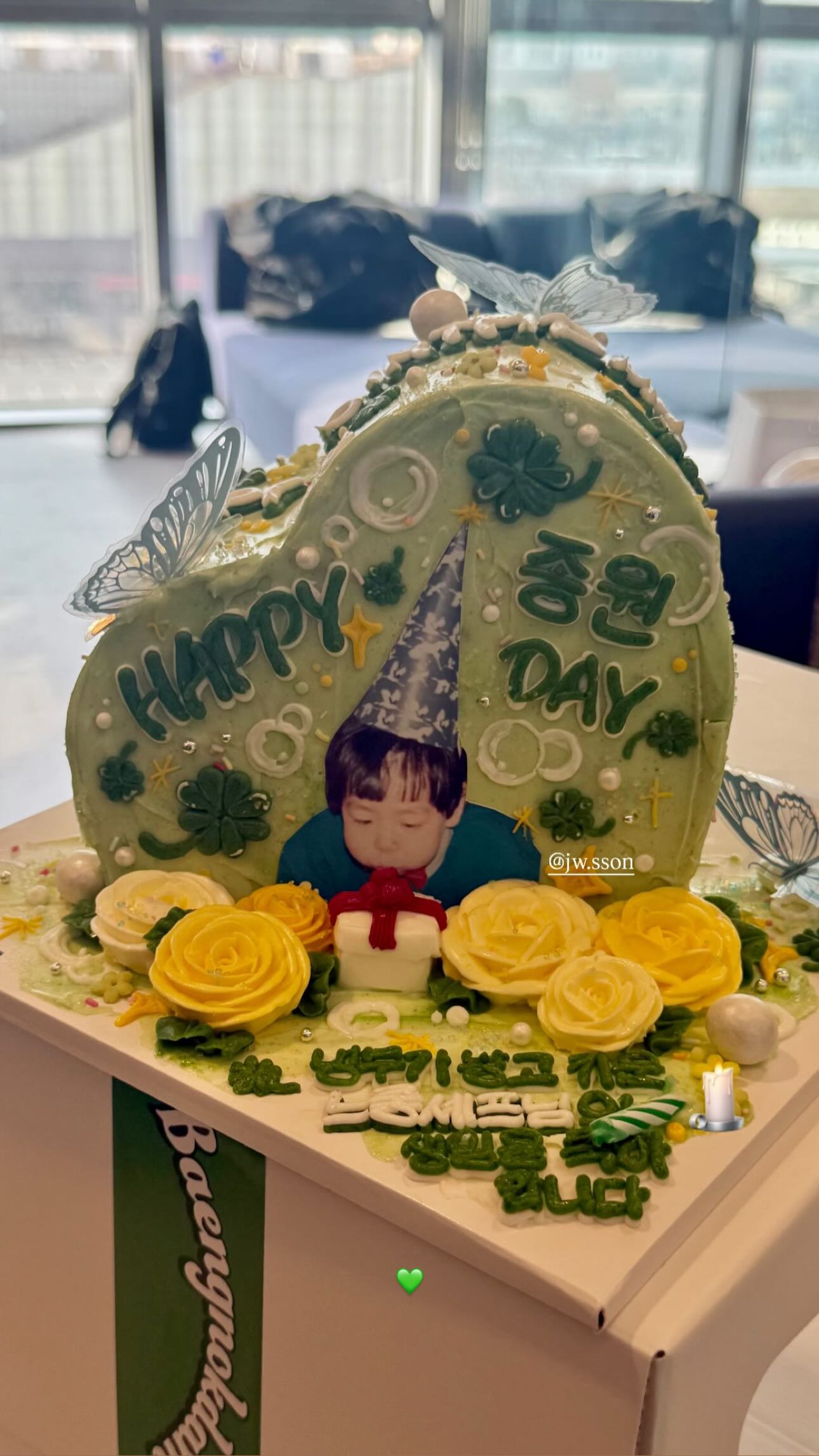 [잡담] 손종원이 오늘 받은 생일 케이크들 | 인스티즈