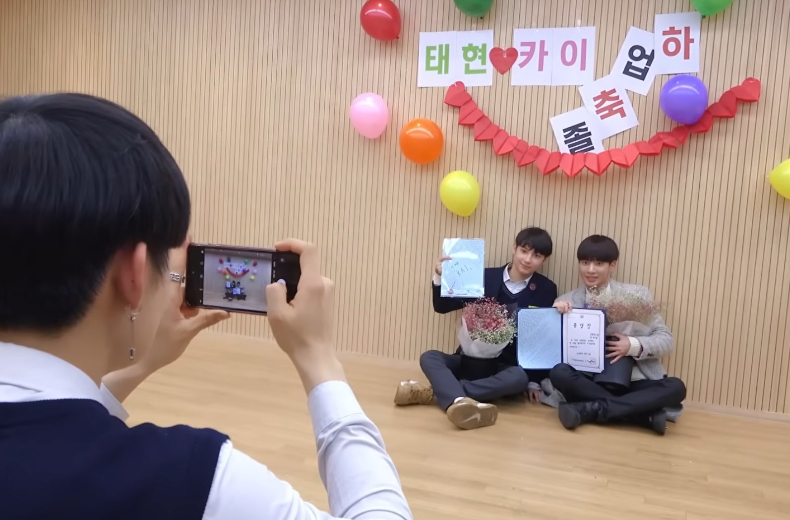 [잡담] 투바투 진짜 데뷔전이랑 지금이랑 똑같이 생김.... | 인스티즈
