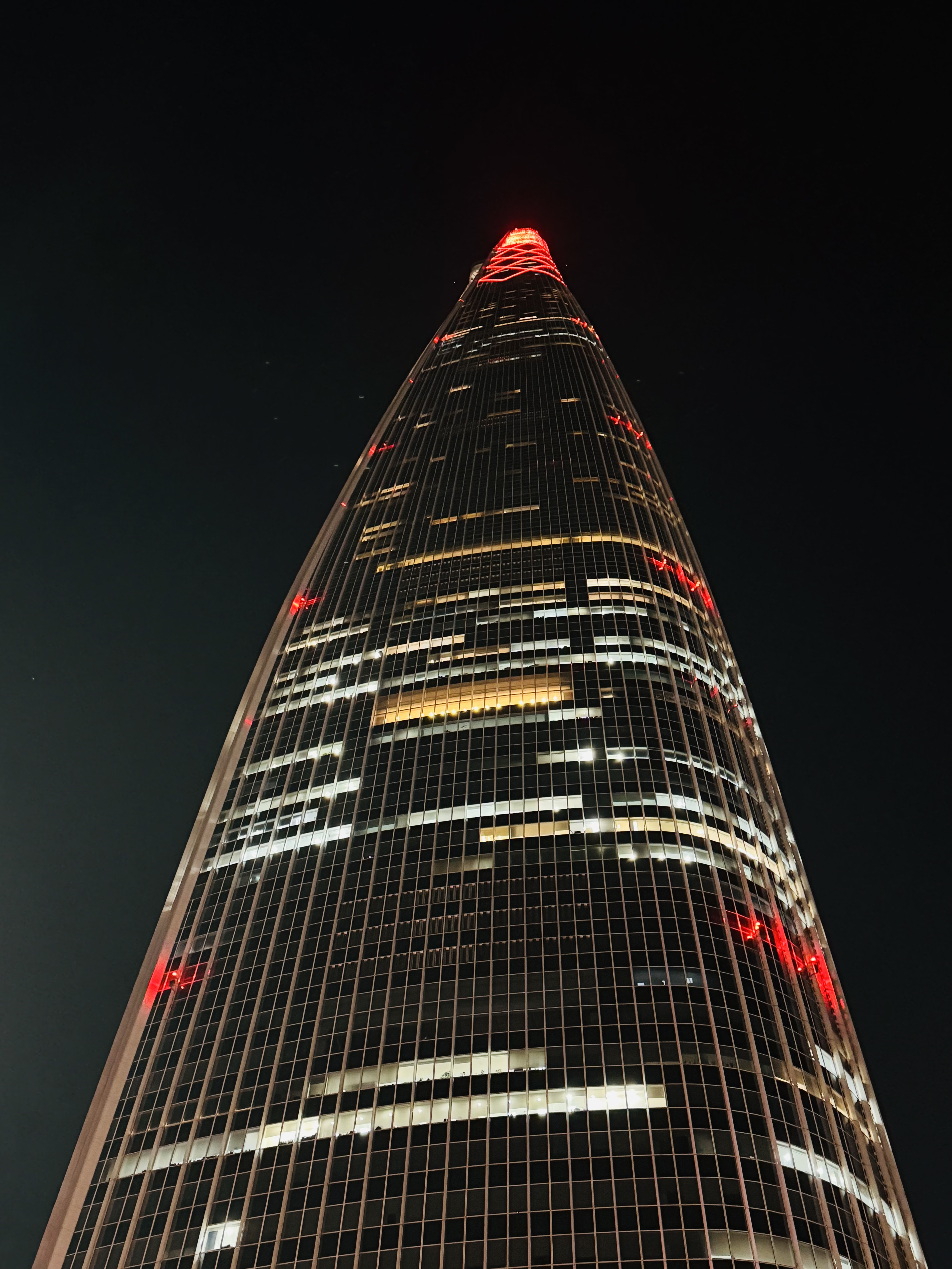 [정보/소식] 오늘 방탄소년단 컴백 기념 빨갛게 물든 롯데월드타워 | 인스티즈