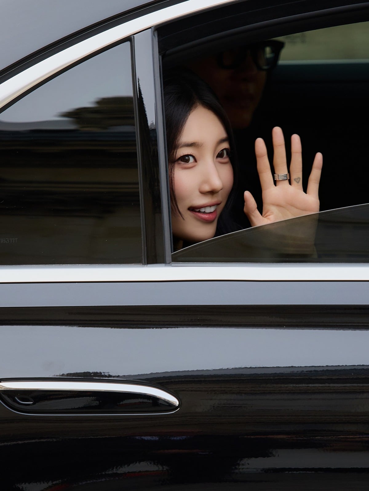 [잡담] 수지) 수지 x 셀린느 파리패션위크 Celine's Hiver 2026 Show 해외잡지사에 올라온 고화질 사진들 | 인스티즈