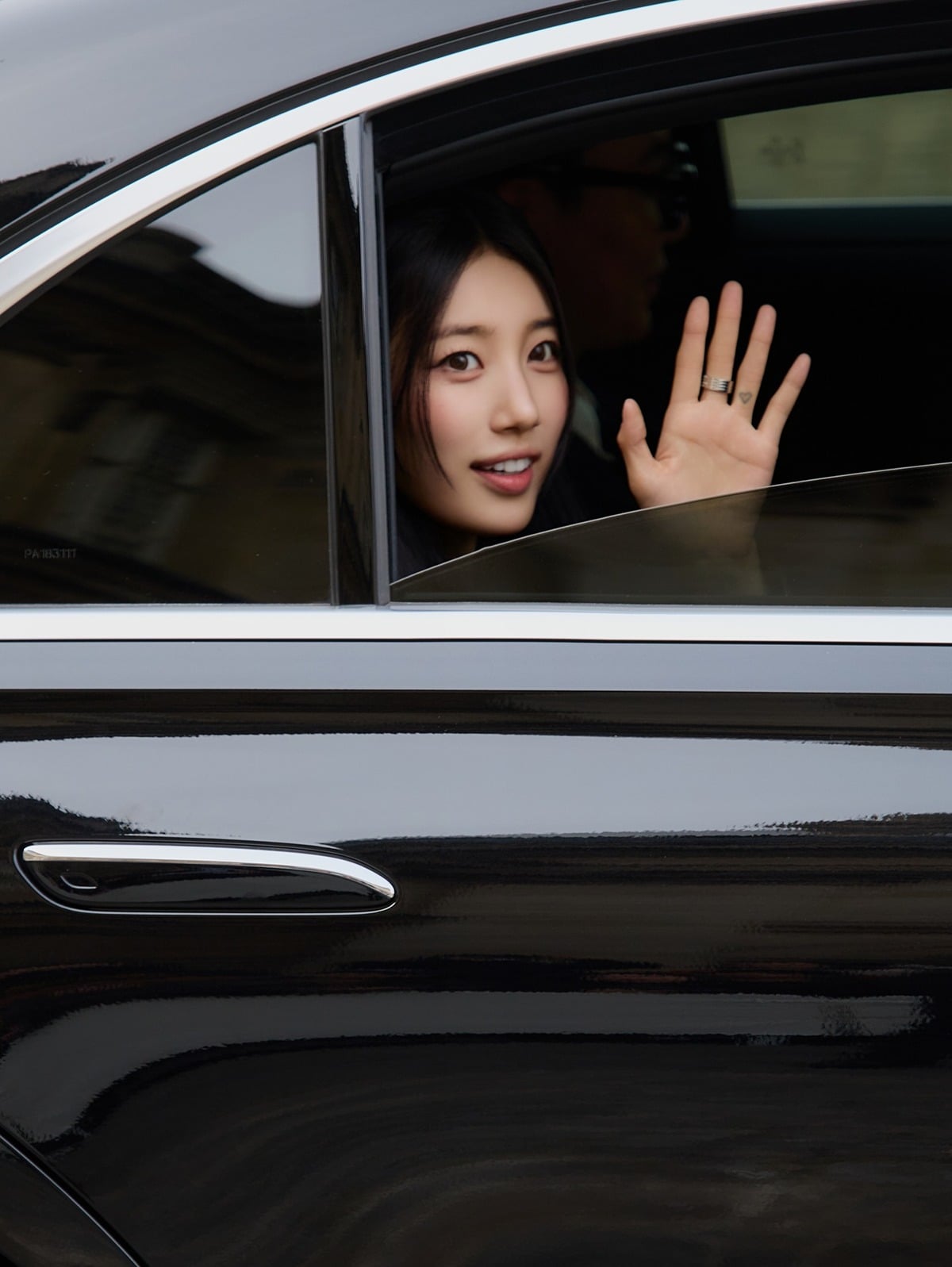 [잡담] 수지) 수지 x 셀린느 파리패션위크 Celine's Hiver 2026 Show 해외잡지사에 올라온 고화질 사진들 | 인스티즈