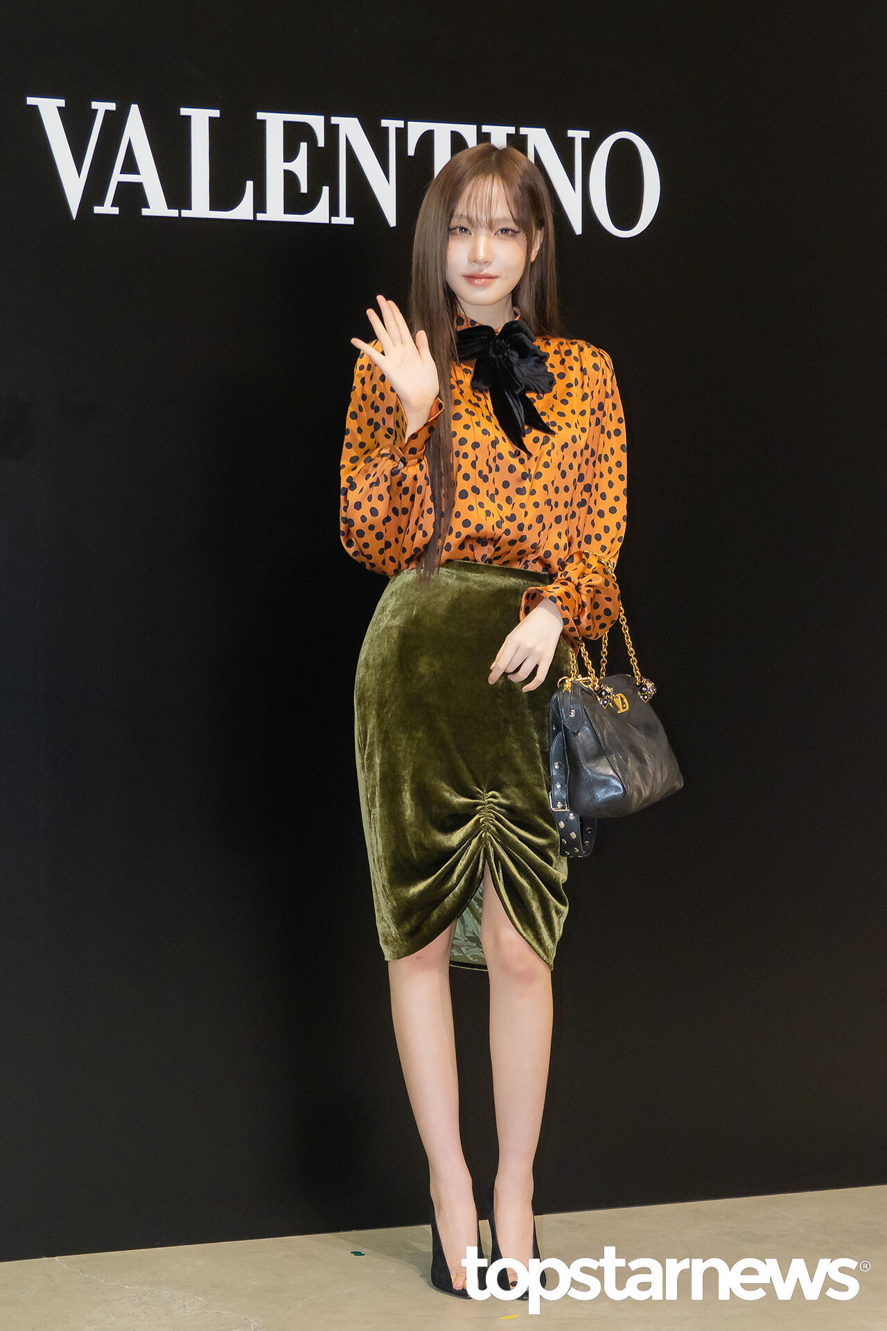 [잡담] 어제자 발렌티노 포토콜 참석한 아이브 리즈 레이 | 인스티즈