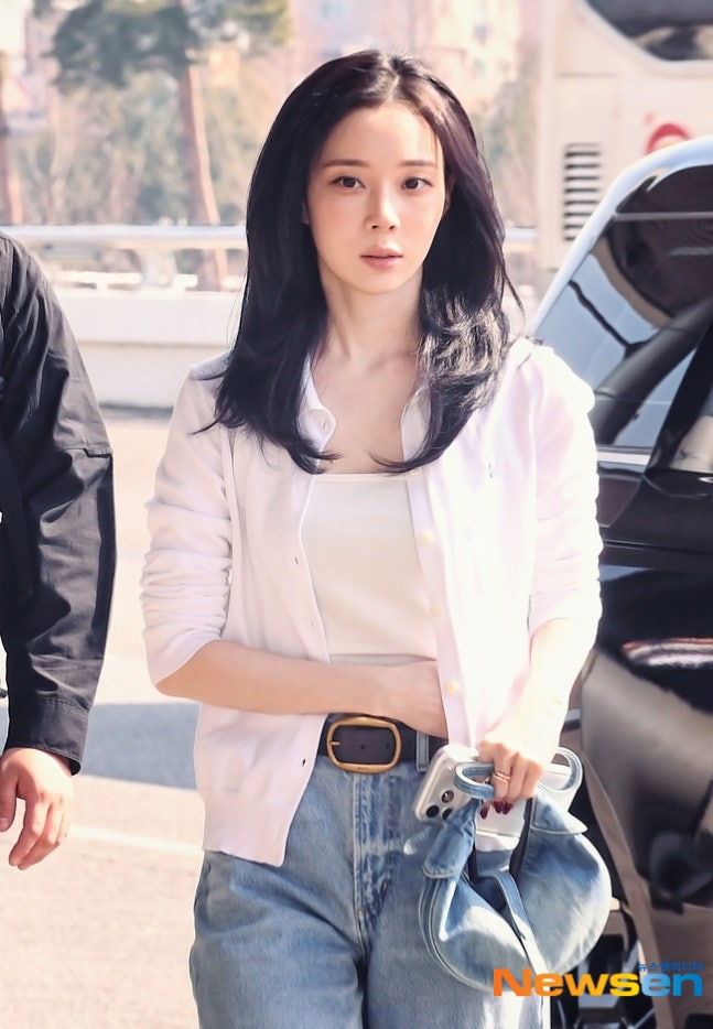 [잡담] 오늘 공항 출국한 윈터 | 인스티즈