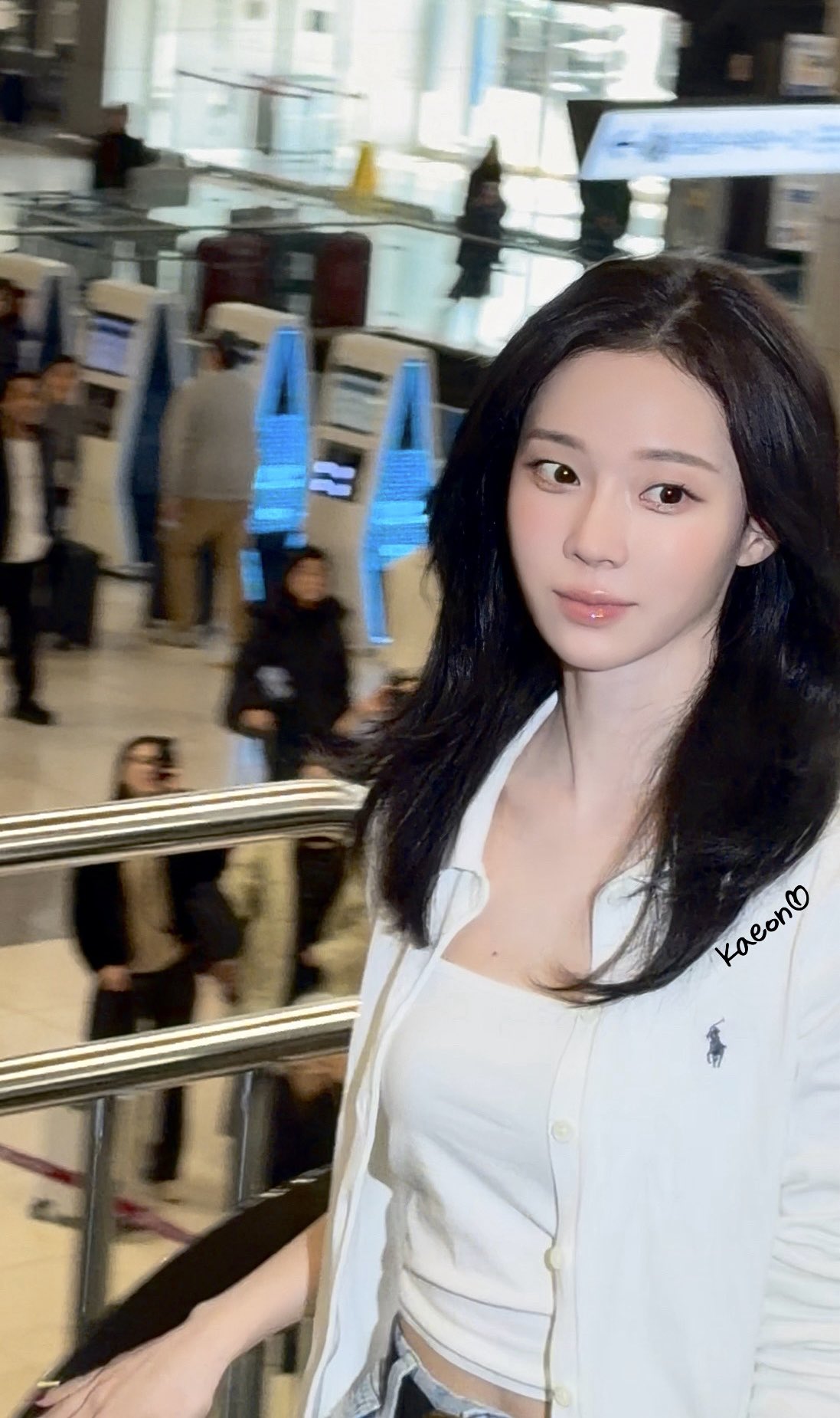 [잡담] 오늘자 공항 출국 윈터 폰카짤 | 인스티즈