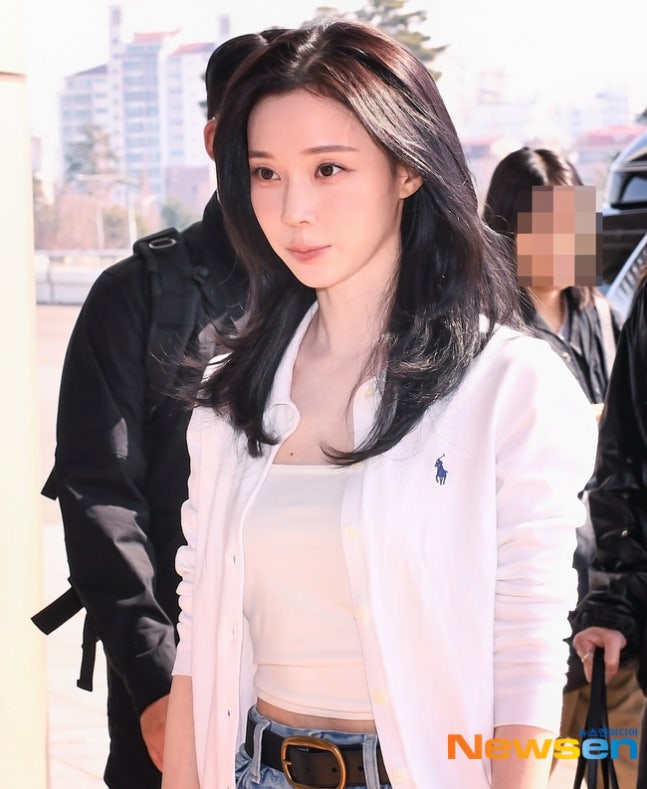 [잡담] 오늘 공항 출국한 윈터 | 인스티즈