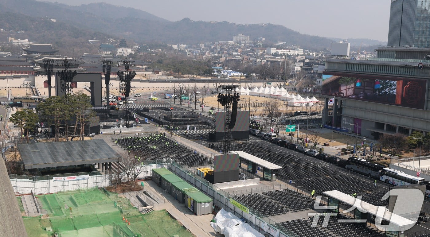 [정보/소식] "아이도 예외 없어요"…소지품 검사·몸수색 거쳐야 광화문 출입(종합) | 인스티즈