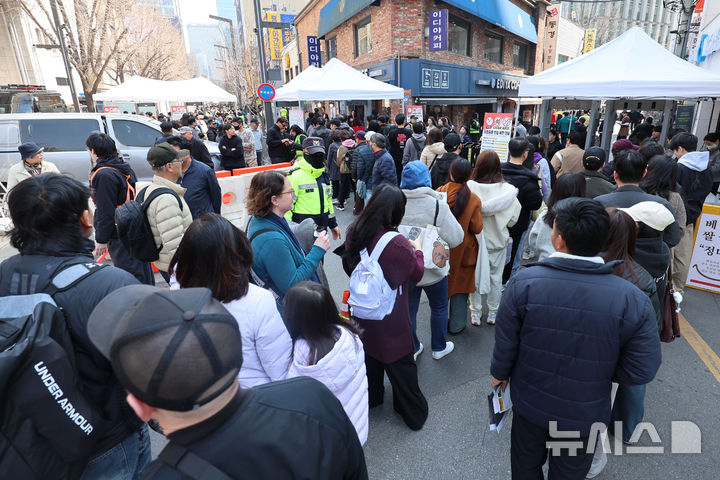 [정보/소식] 현재 광화문 일대 검문 대기줄 | 인스티즈