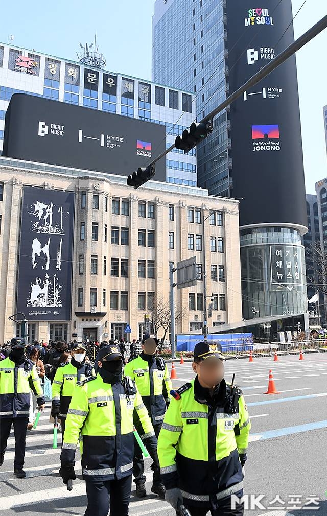 "저 BTS 팬 아닌데요”…일반 시민까지 몸수색 대상, 광화문 '아수라장' | 인스티즈