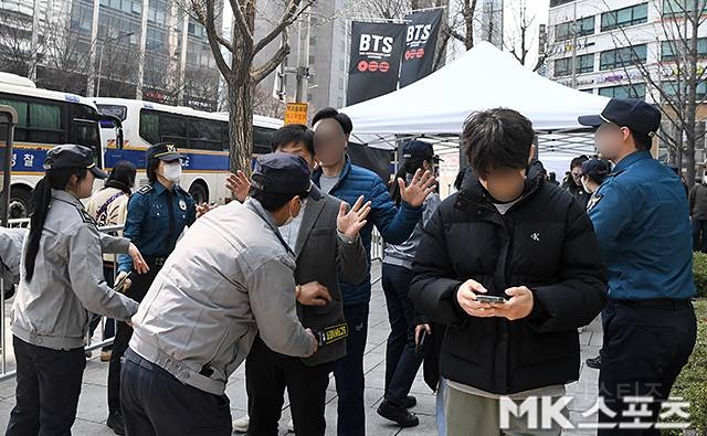 "저 BTS 팬 아닌데요”…일반 시민까지 몸수색 대상, 광화문 '아수라장' | 인스티즈