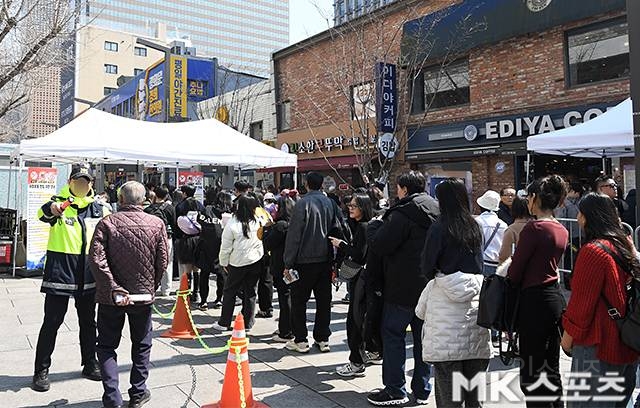 "저 BTS 팬 아닌데요”…일반 시민까지 몸수색 대상, 광화문 '아수라장' | 인스티즈