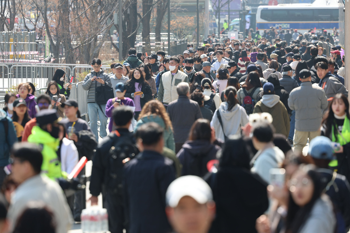 [정보/소식] BTS 컴백 공연으로 팬 가득한 광화문광장 | 인스티즈