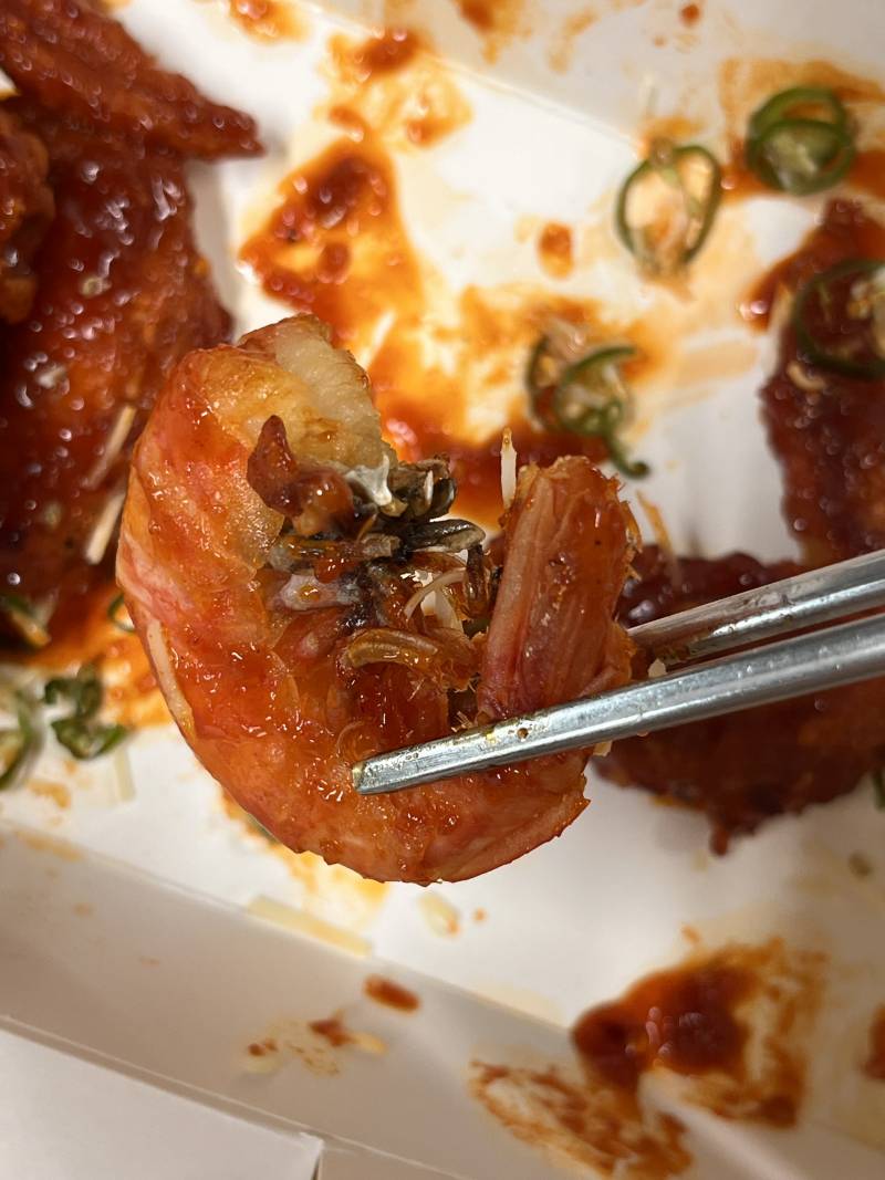 [잡담] 이거 새우치킨에 들어있는 새우인데 먹어도 돼?? 왜이렁거야..? | 인스티즈