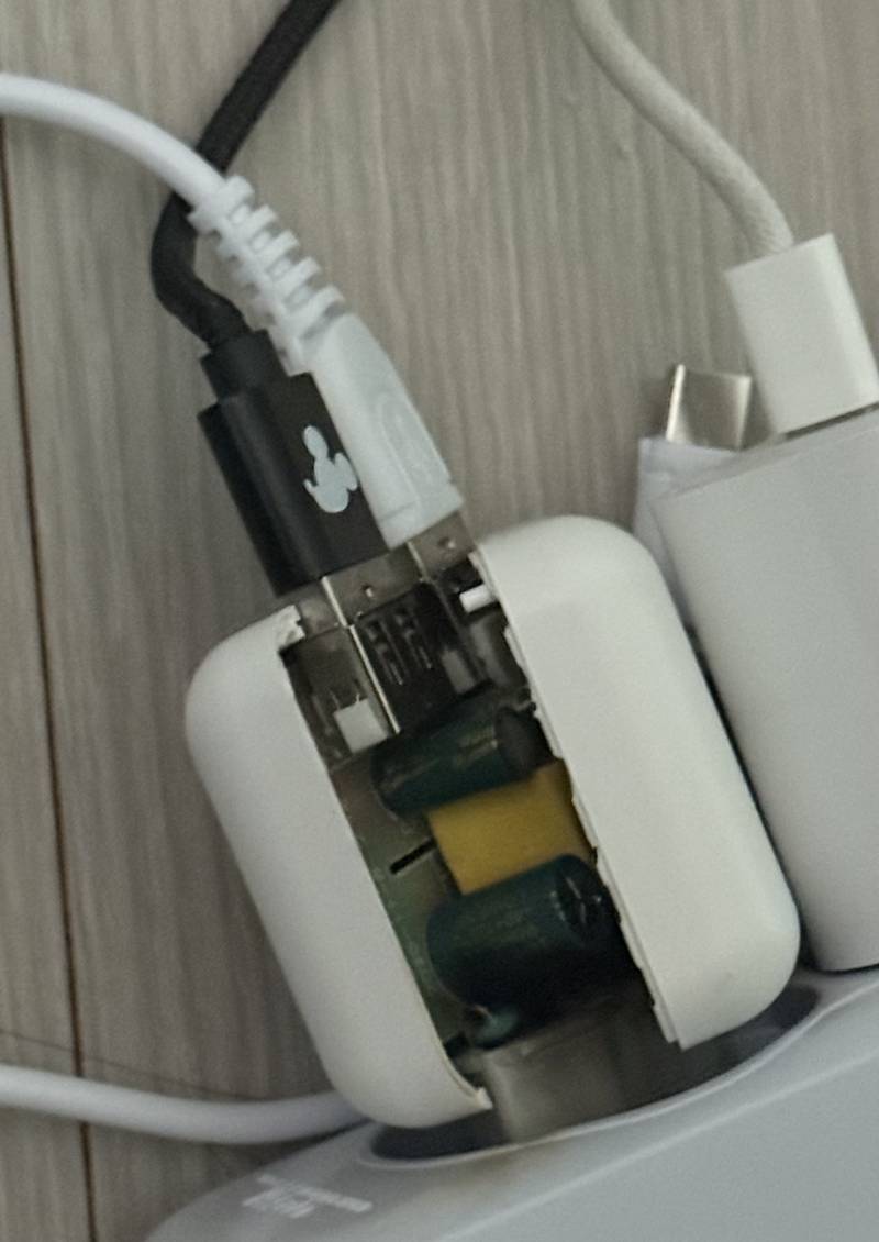 [잡담] 내 충전기가 터졌어 이거어떡함? | 인스티즈