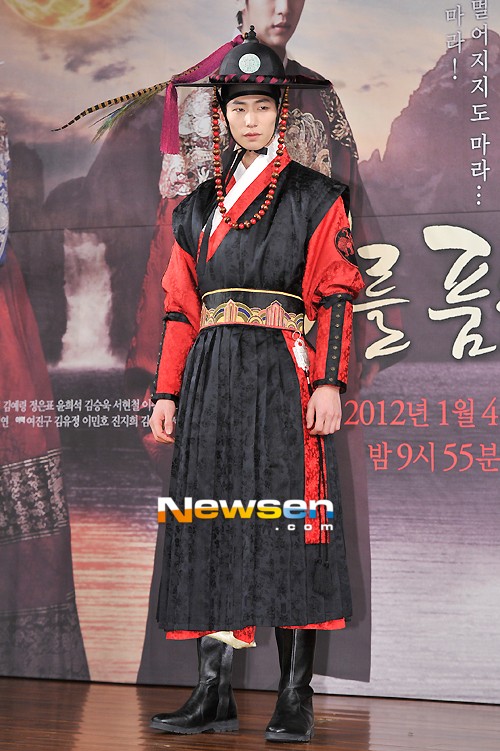 [잡담] 남배 사극할 때 스타일링 어떤게 좋아??? | 인스티즈