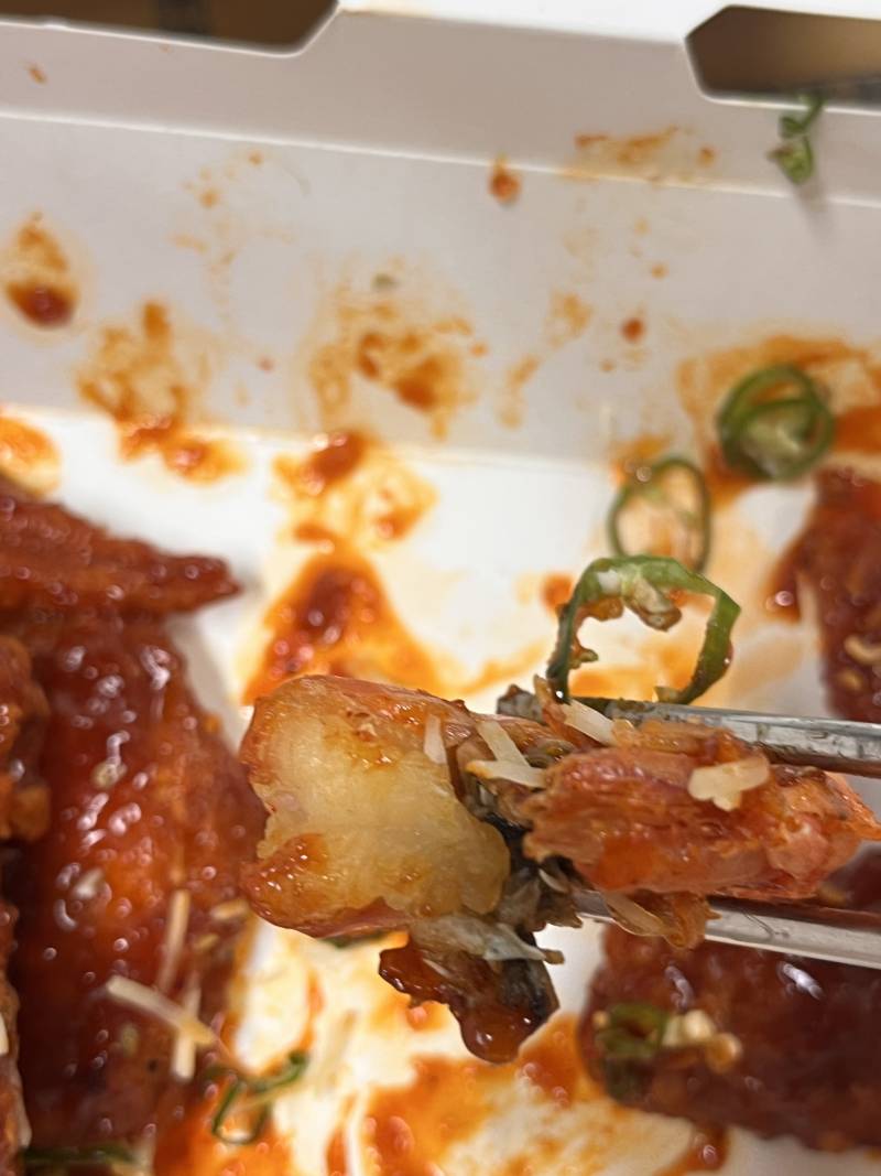[잡담] 이거 새우치킨에 들어있는 새우인데 먹어도 돼?? 왜이렁거야..? | 인스티즈
