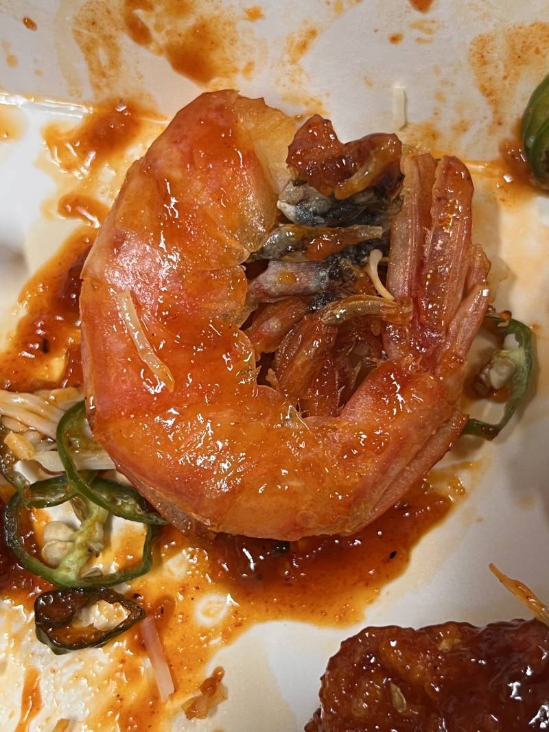 [잡담] 이거 새우치킨에 들어있는 새우인데 먹어도 돼?? 왜이렁거야..? | 인스티즈