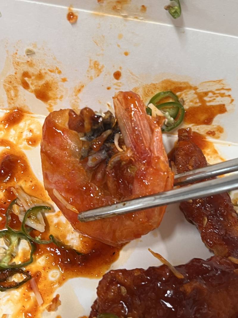 [잡담] 이거 새우치킨에 들어있는 새우인데 먹어도 돼?? 왜이렁거야..? | 인스티즈