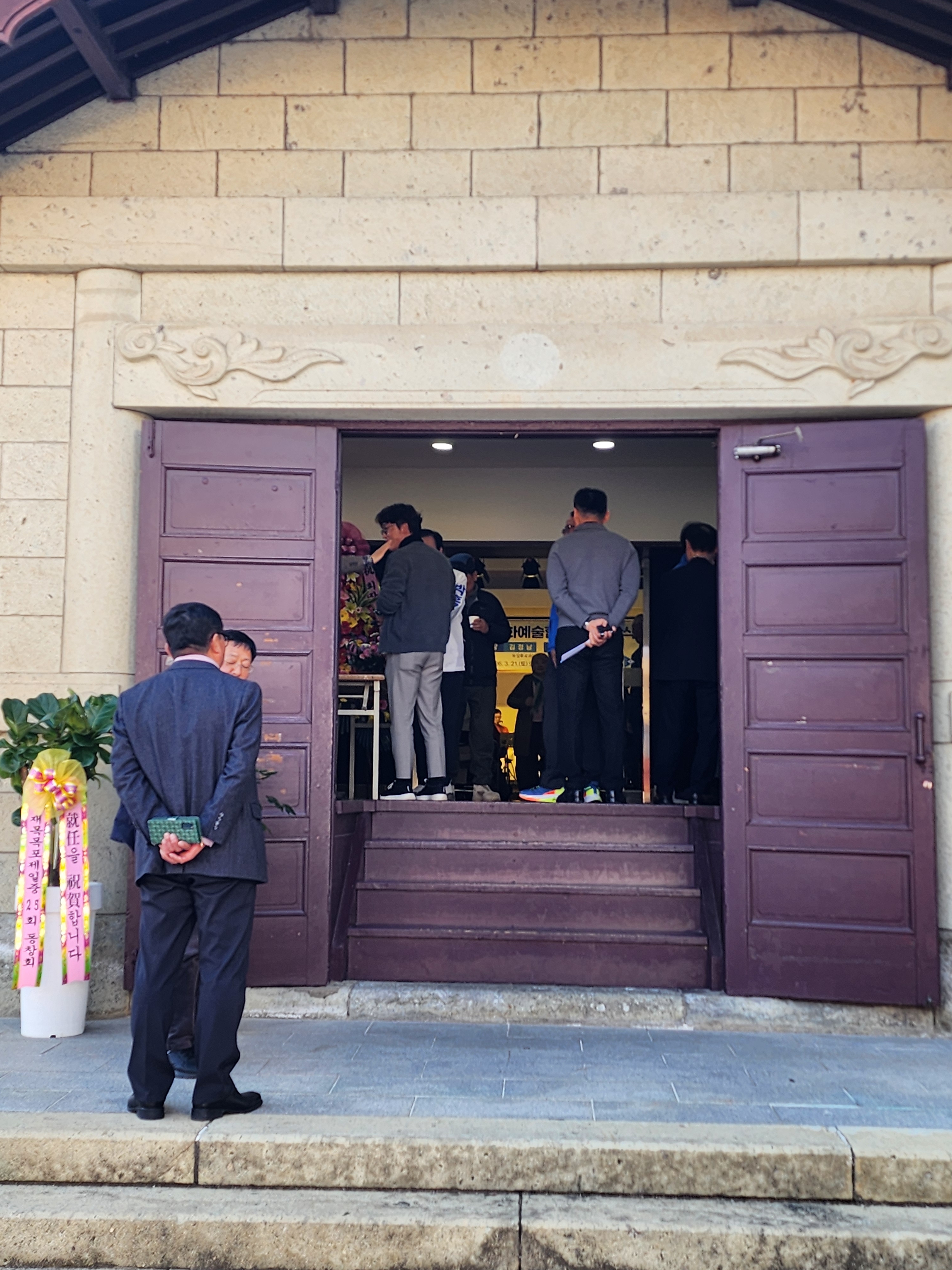 [잡담] 문화센터 구경하러 왔다가 민주당 뭐하고 있어서 그대로 다시 나옴 | 인스티즈