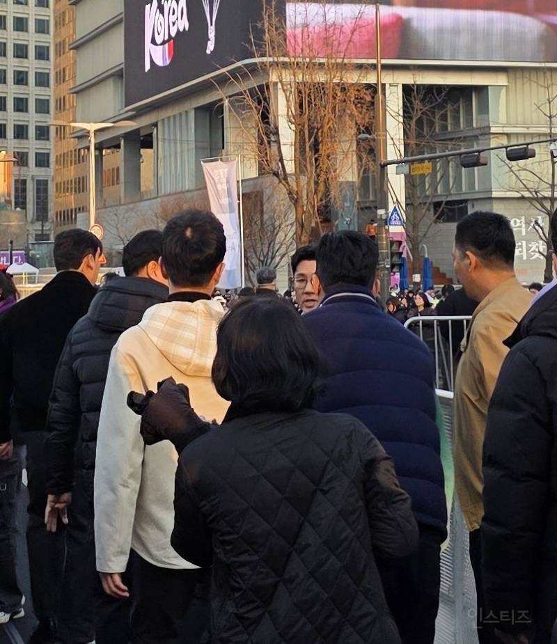 방탄소년단 광화문 무대 현장에 도착한 방시혁 | 인스티즈
