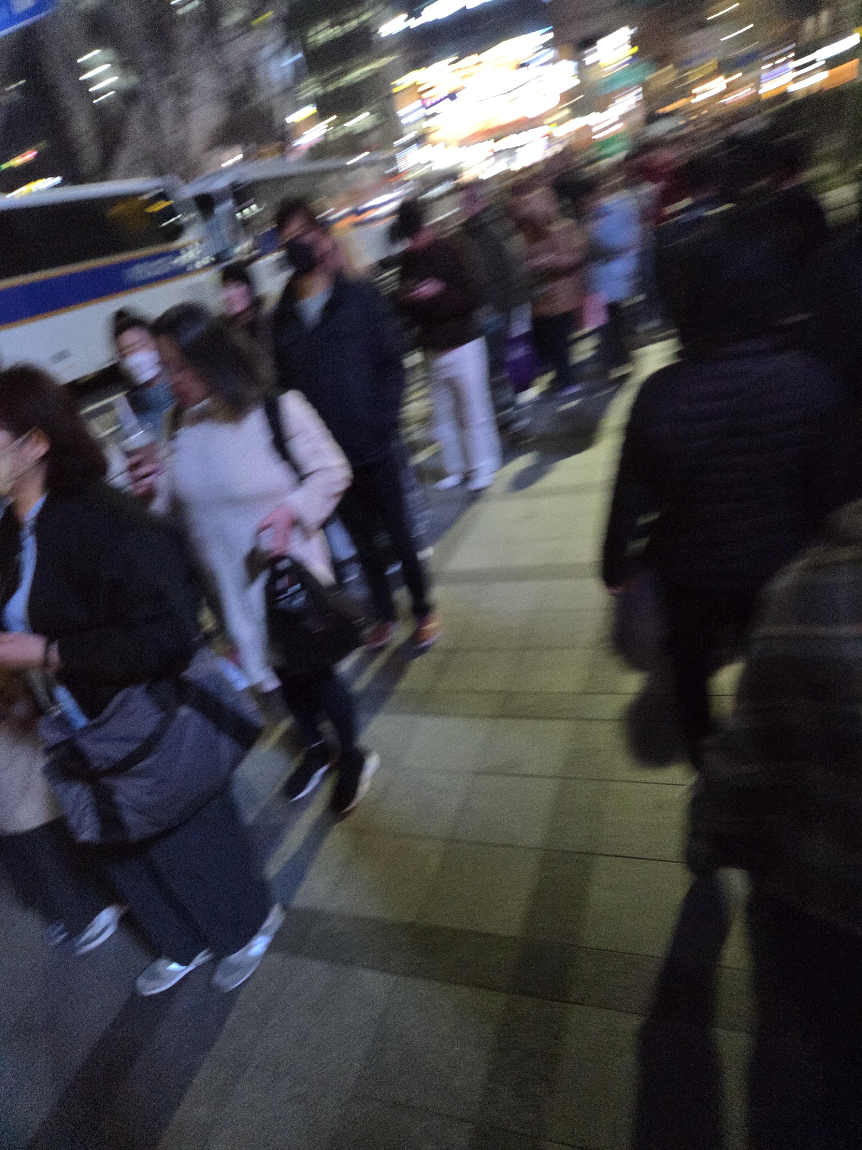 [잡담] 와 지금 시청역 뒷쪽인데 인파미쳤음 | 인스티즈