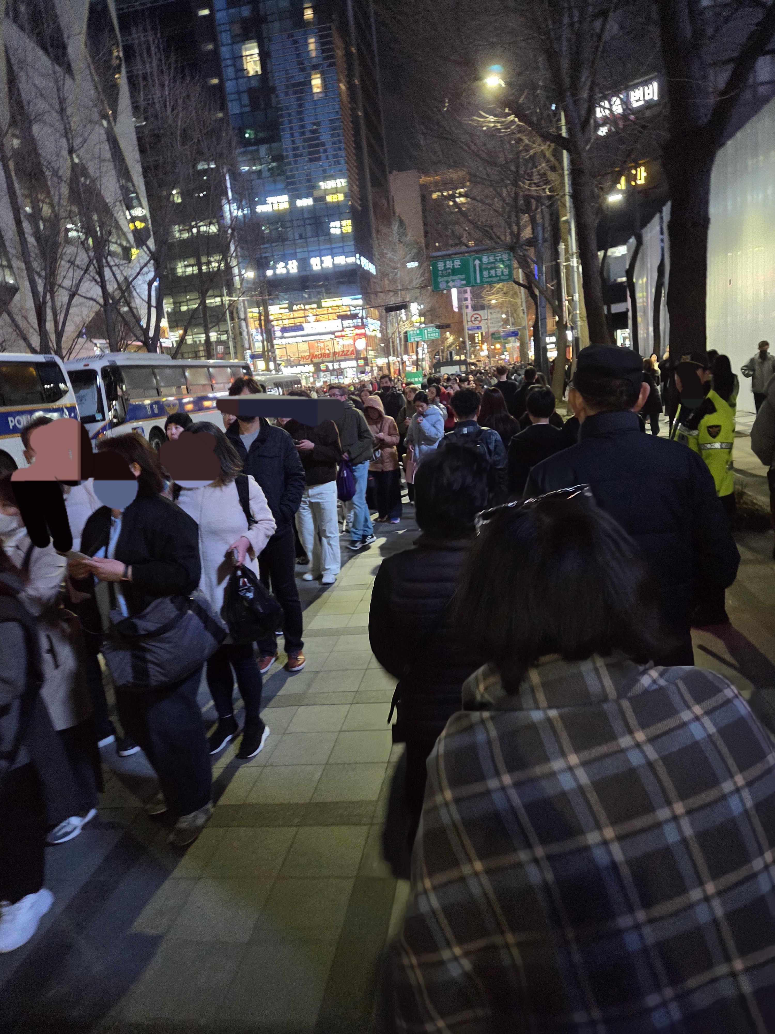 [잡담] 와 지금 시청역 뒷쪽인데 인파미쳤음 | 인스티즈