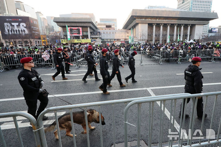[정보/소식] 광화문 BTS 공연장 경계근무 서는 경찰특공대 | 인스티즈