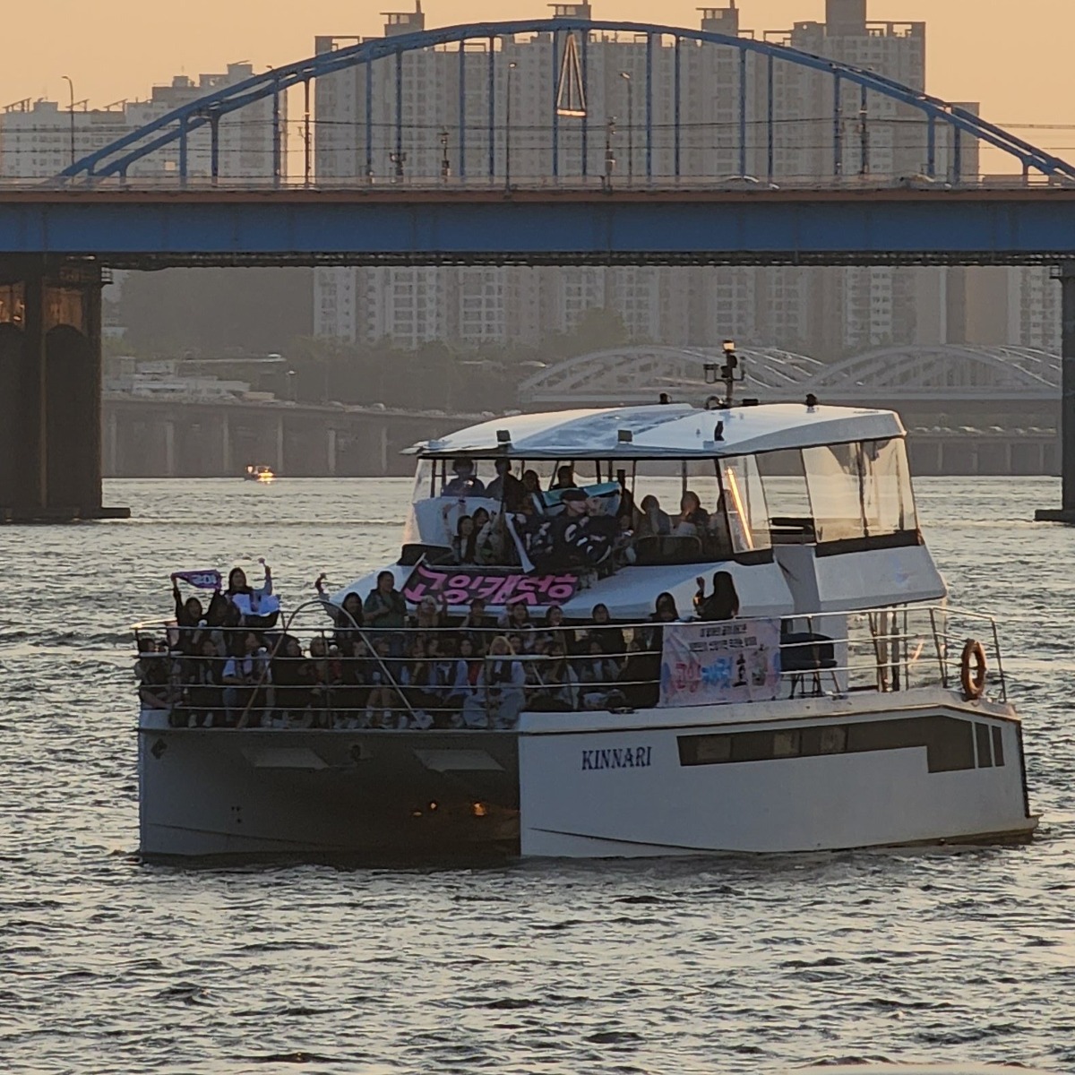 [정보/소식] 컴백 쇼케이스 오프라인 프로모션으로 6만명 모였던 잠수교 상황 | 인스티즈