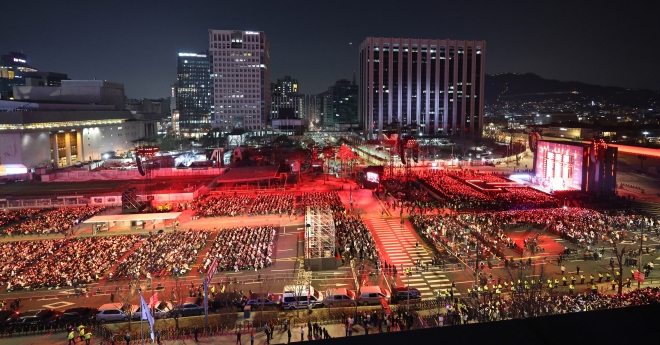 [정보/소식] BTS 공연, 26만 예상 밑돈 4만 인파…광화문서 '왕의 귀환' 선포 [포착] | 인스티즈