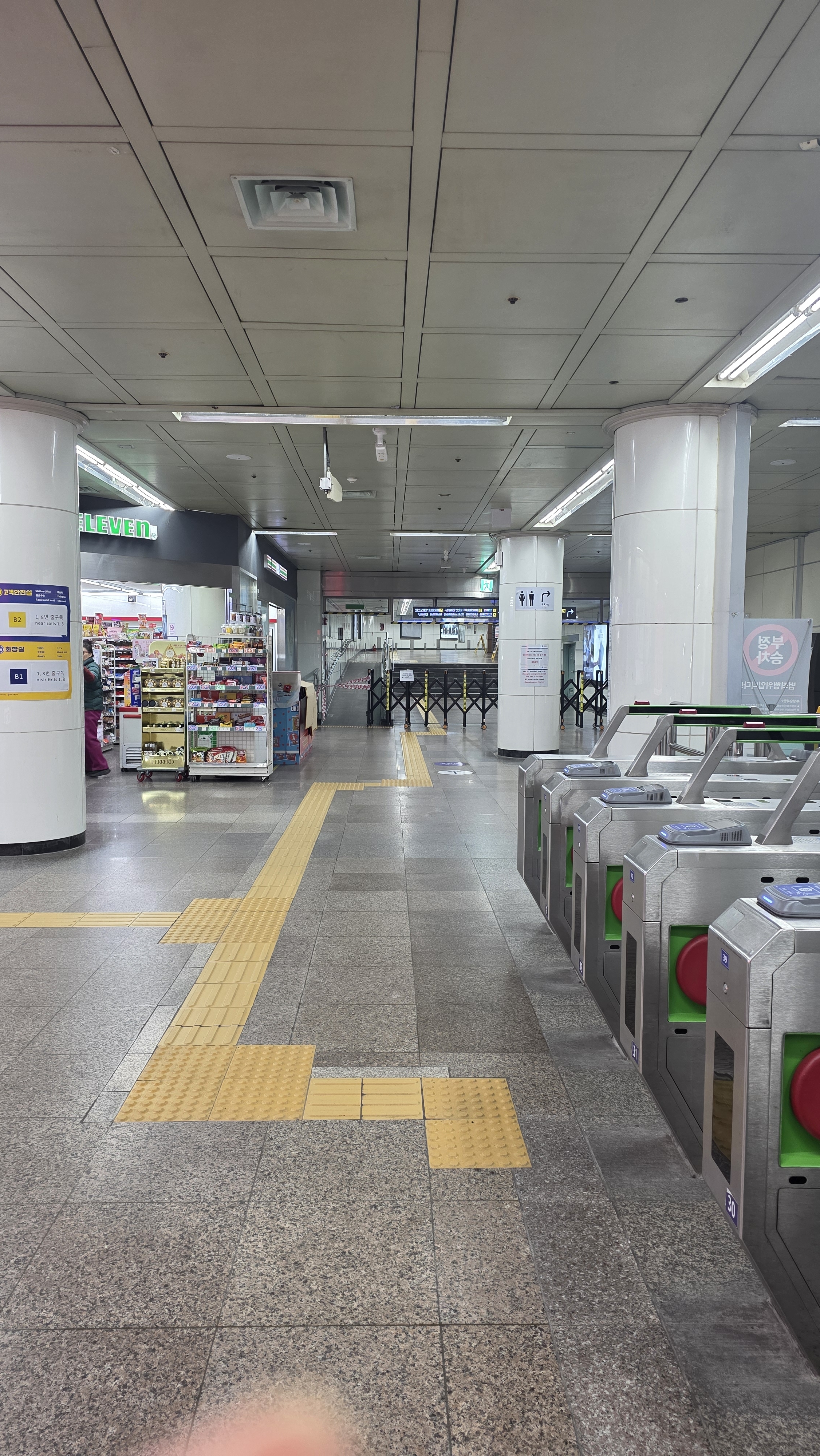 [잡담] 아니 출구 다 막아놨눈데??? 지금 못 올라감 4 5출구쪽 | 인스티즈