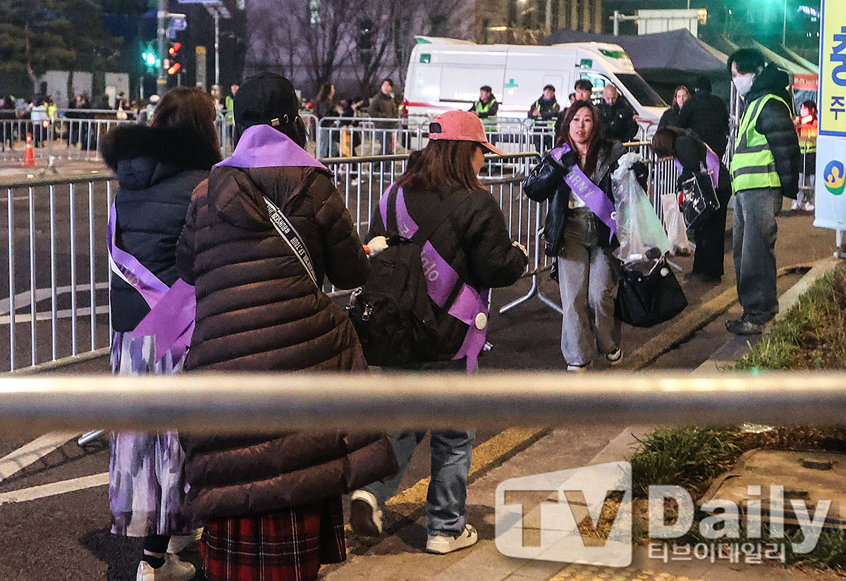 [정보/소식] 방탄팬들 오늘 공연끝나고 청소봉사 하고갔다함 | 인스티즈