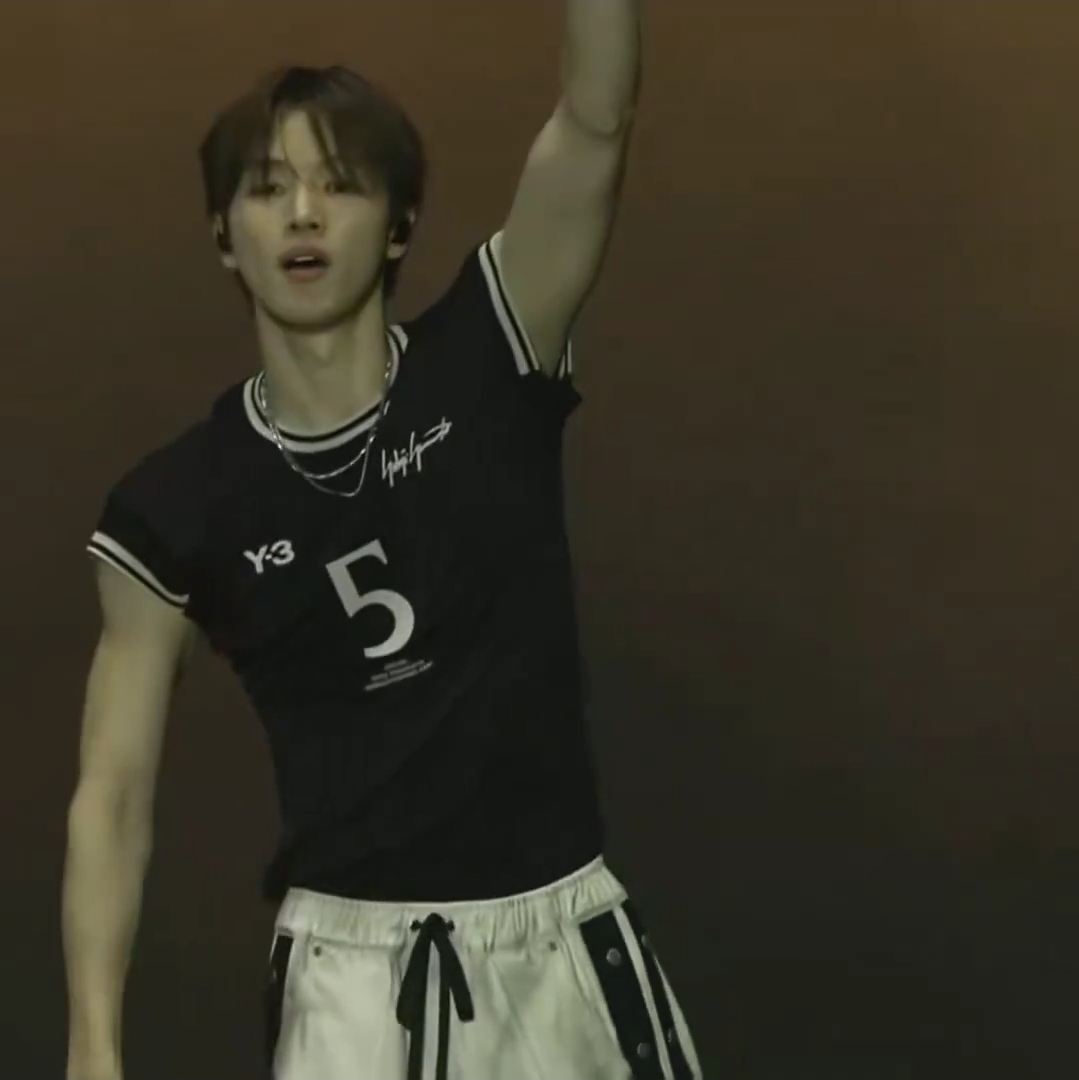 [잡담] 성찬 오늘 입은 옷 요거다 | 인스티즈