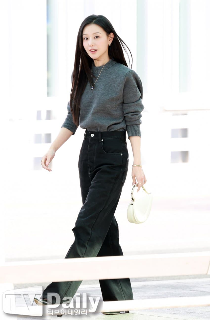 [잡담] 오늘자 불가리 행사 때문에 출국하는 김지원 | 인스티즈